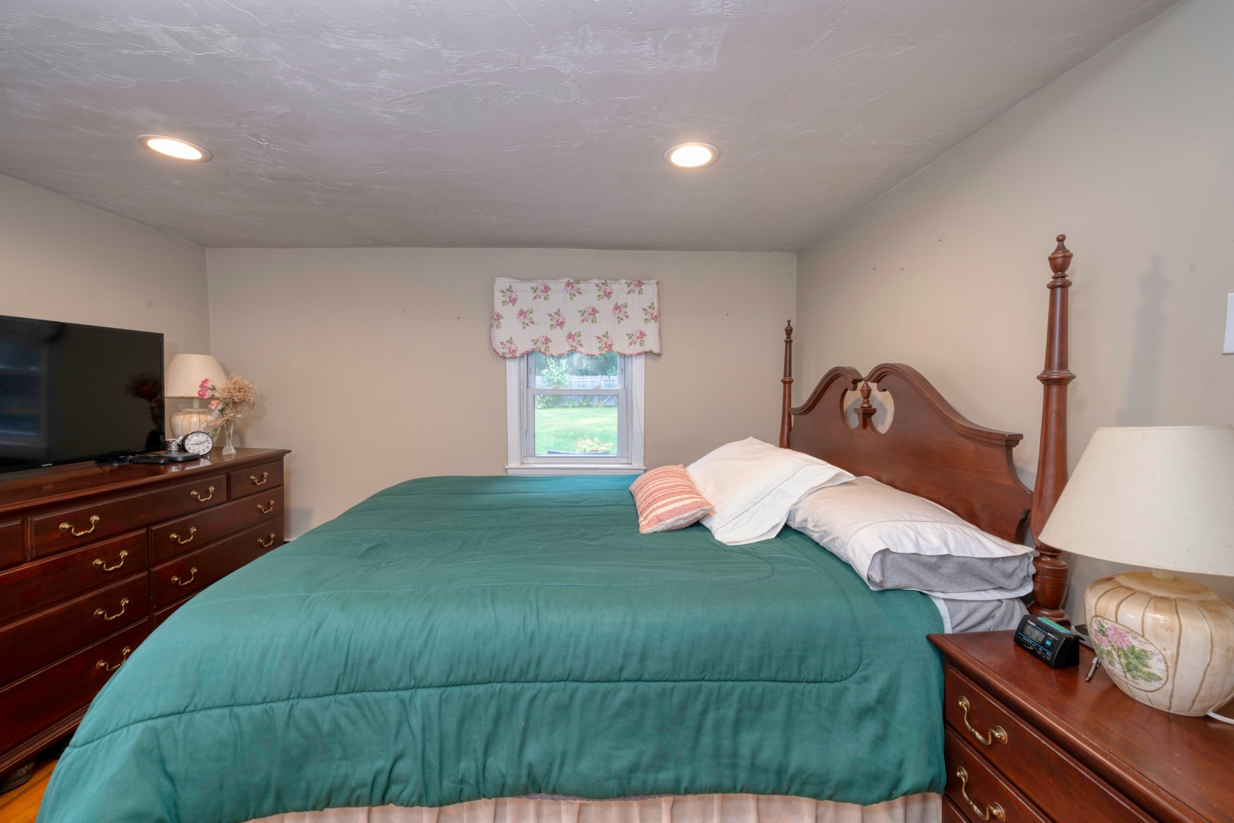 Holbrook, Massachusetts, 02343, United States, 4 Bedrooms Bedrooms, ,3 BathroomsBathrooms,Residential,For Sale,1910565