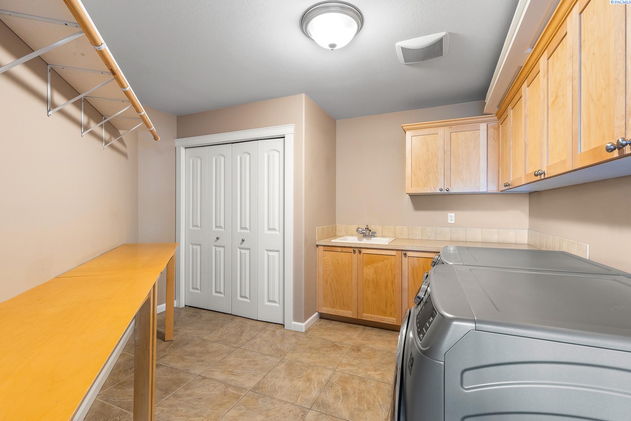 Richland, Washington, 99354, United States, 5 Bedrooms Bedrooms, ,2 BathroomsBathrooms,Residential,For Sale,1925310