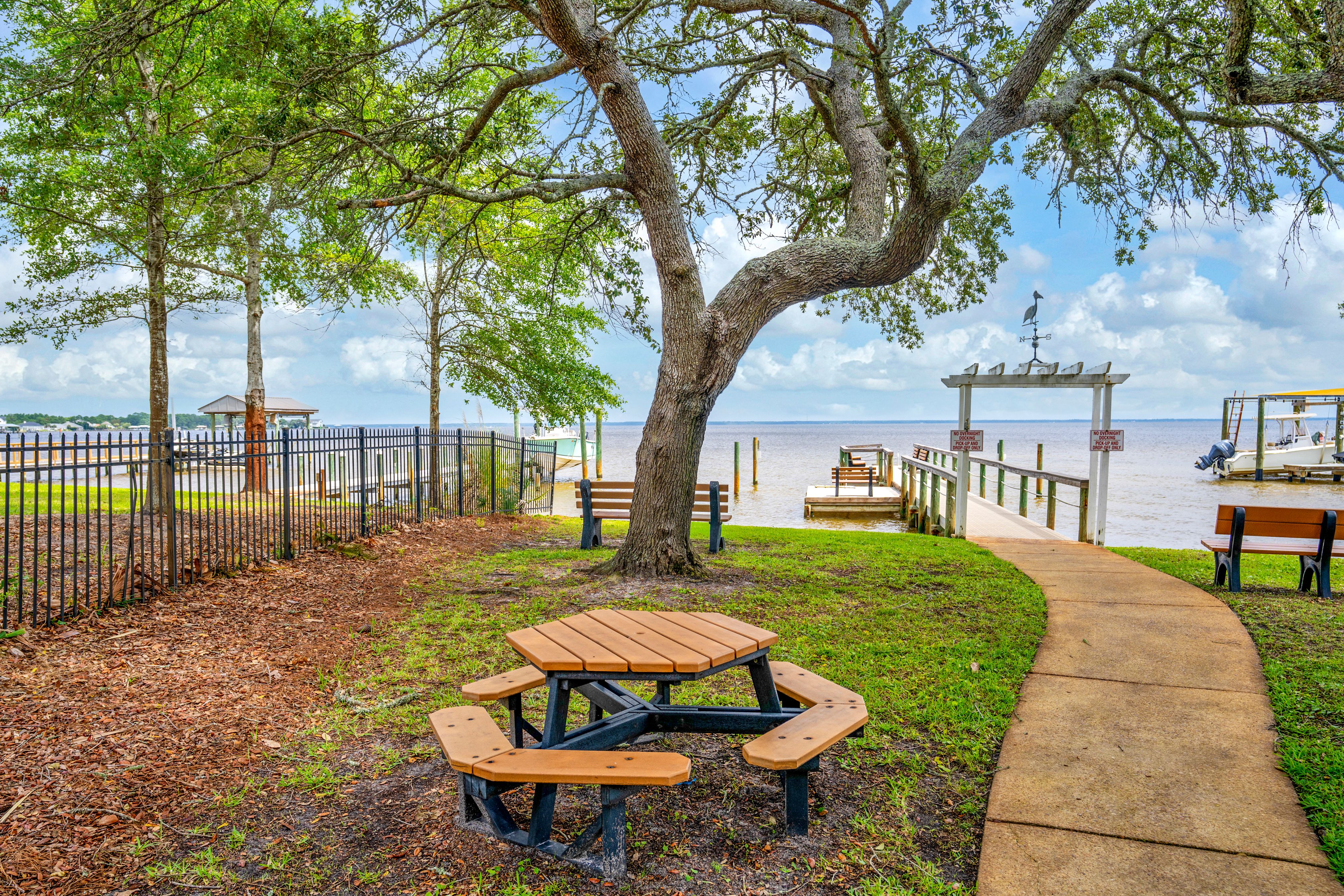  Move-In Ready Brick Home with Spacious Fenced Backyard Near the Bay - 物件實景