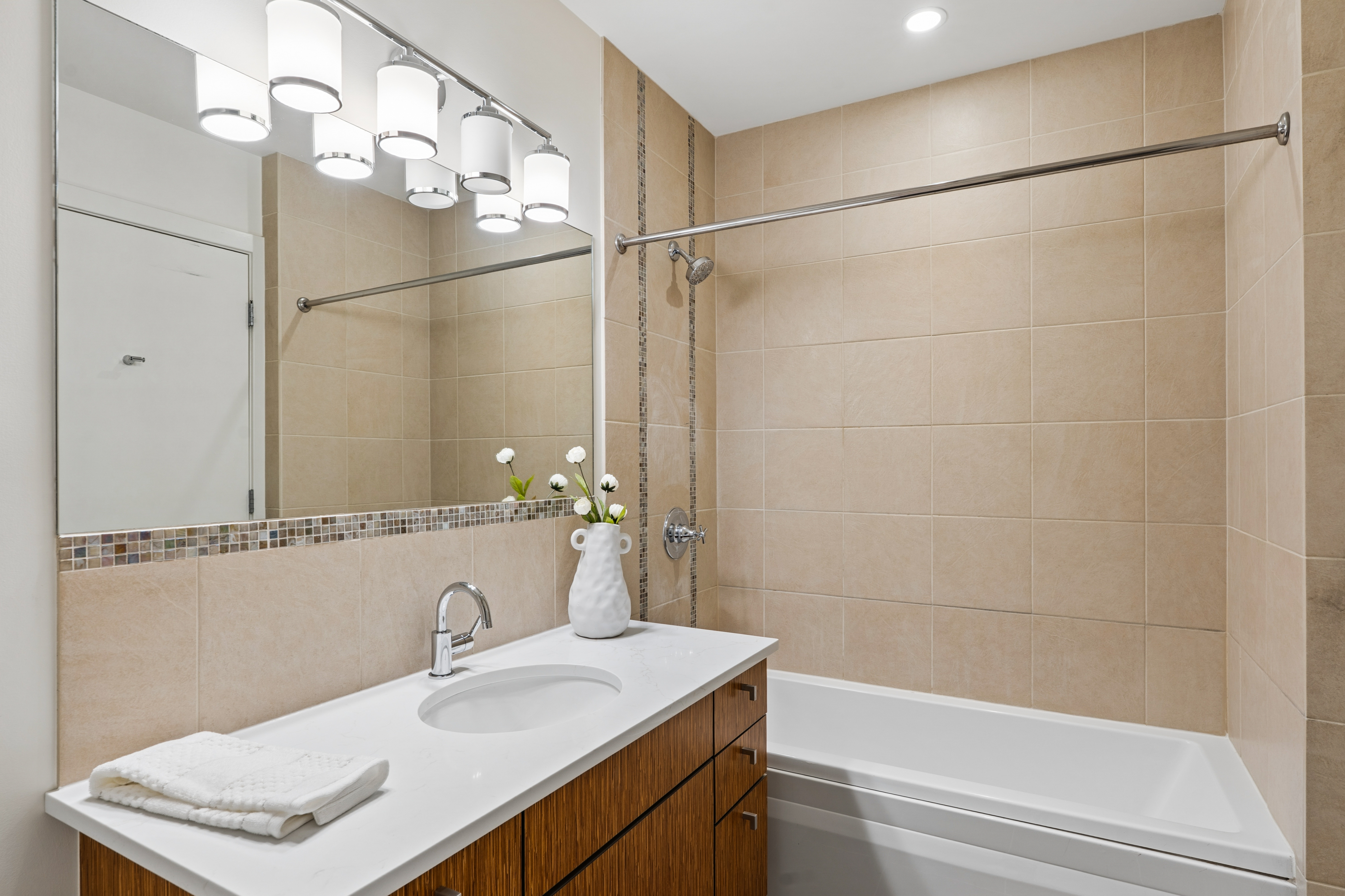 Beautifully Updated 2-Bedrooom Condo - 物件實景