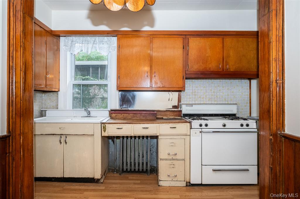 Bronx, New York, 10464, United States, 4 Bedrooms Bedrooms, ,Residential,For Sale,1937282