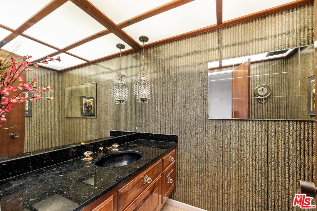Los Angeles, California, 90056, United States, 5 Bedrooms Bedrooms, ,5 BathroomsBathrooms,Residential,For Sale,1918507