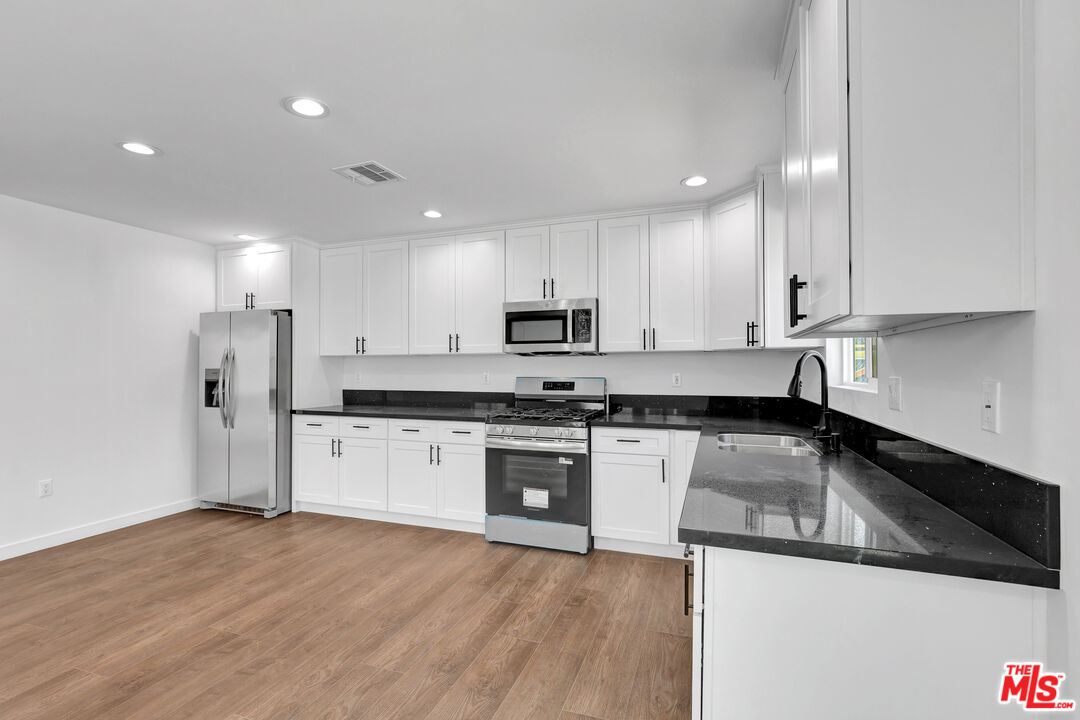 Reseda, California, 91335, United States, 10 Bedrooms Bedrooms, ,Residential,For Sale,1906500