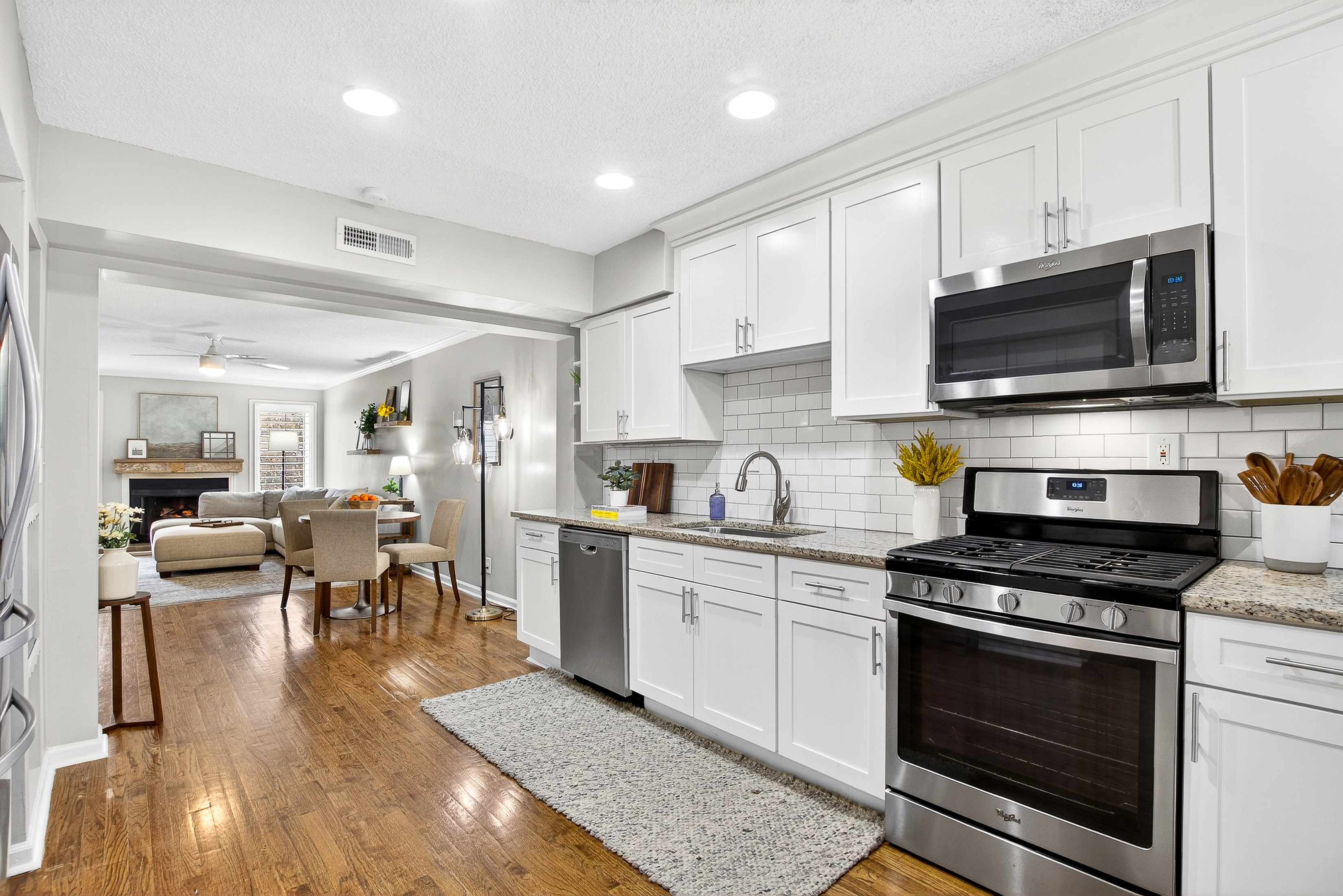  Spacious and Updated Townhome Offers Comfort, Charm and Convenience - 物件實景
