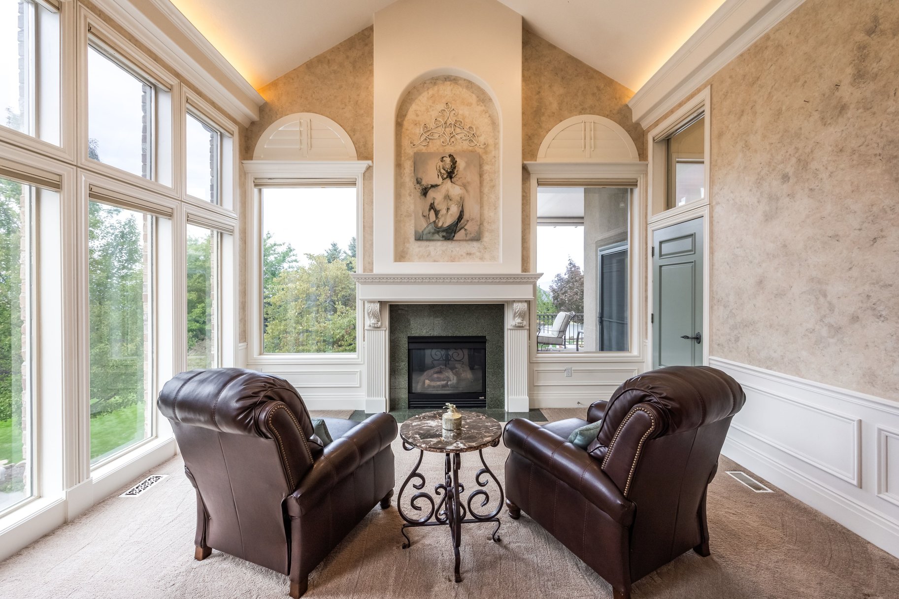  Stately Gated-Community Estate on Nearly Half an Acre: Vaulted Ceilings, Valley - 物件實景
