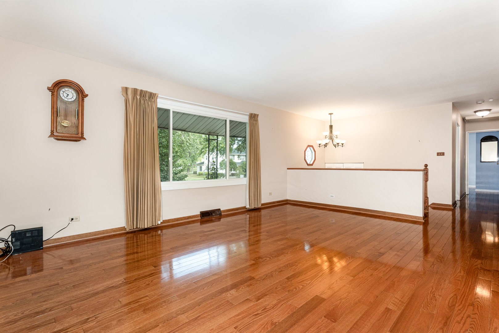 Hoffman Estates, Illinois, 60192, United States, 4 Bedrooms Bedrooms, ,3 BathroomsBathrooms,Residential,For Sale,1961387