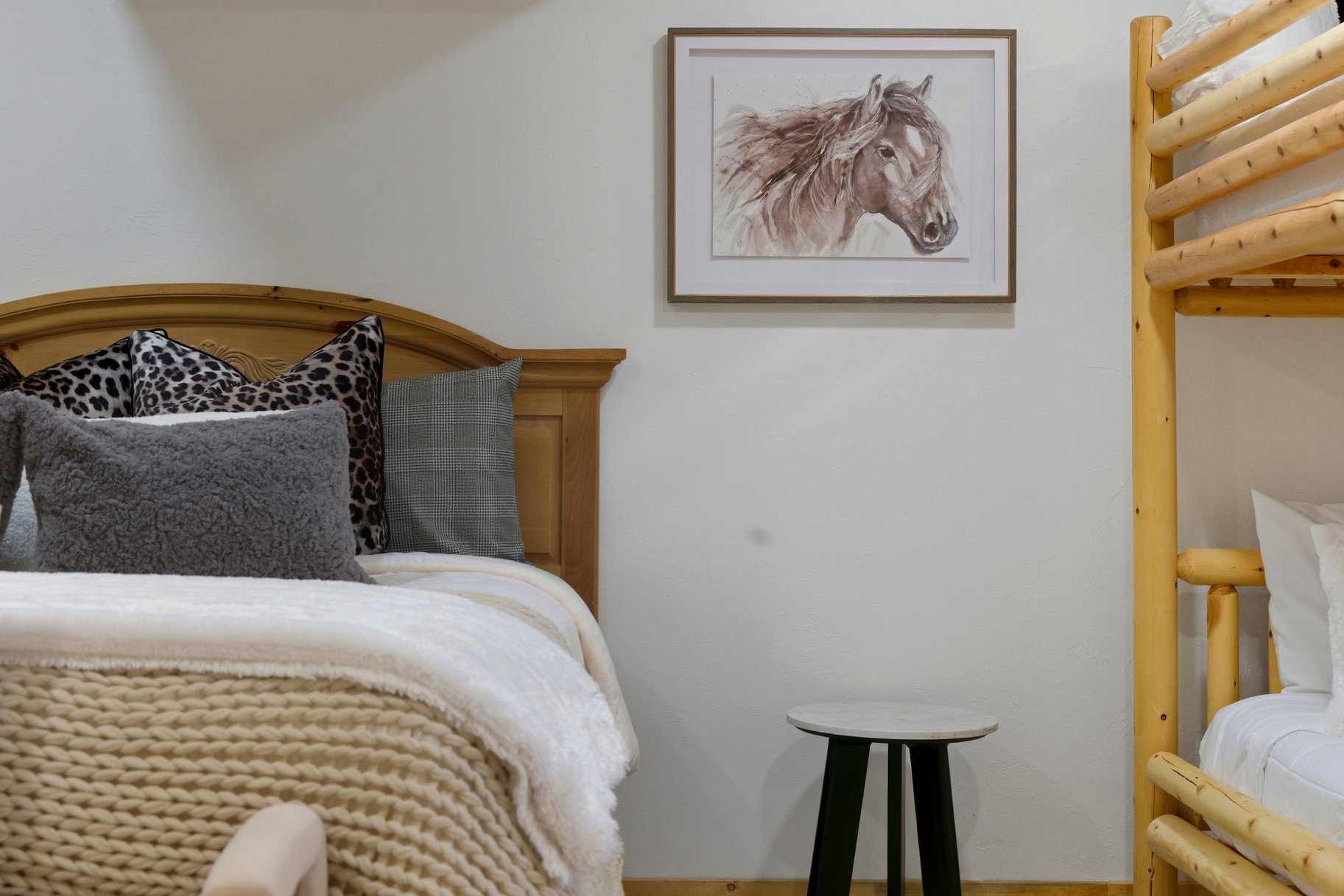  Renovated Log Cabin in Cedar Highlands with Wraparound Deck & Mountain Views - 物件實景