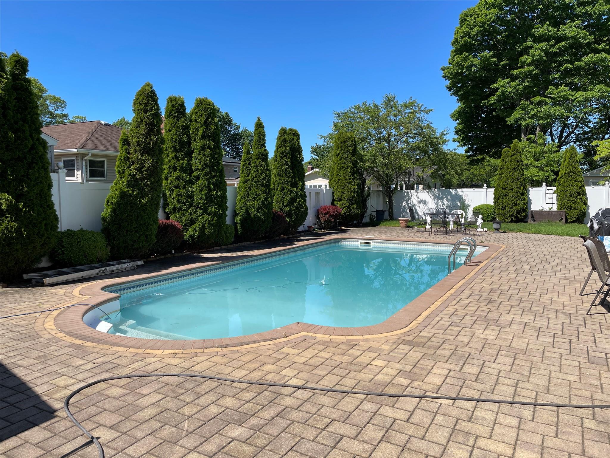 West Islip, New York, 11795, United States, 4 Bedrooms Bedrooms, ,3 BathroomsBathrooms,Residential,For Sale,1869198