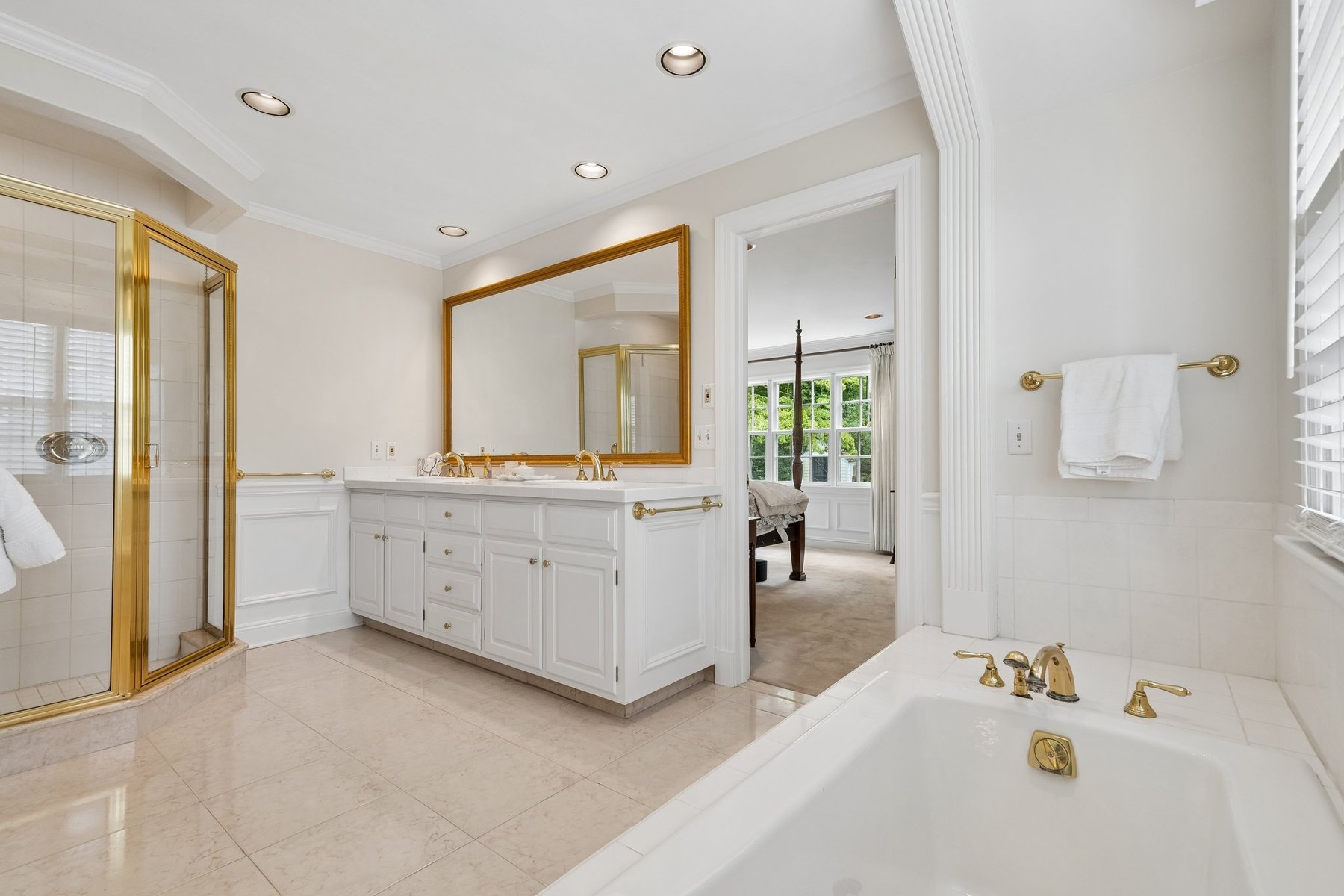  Colonial Offers Exceptional Quality and Workmanship Along With a Garden Oasis - 物件實景