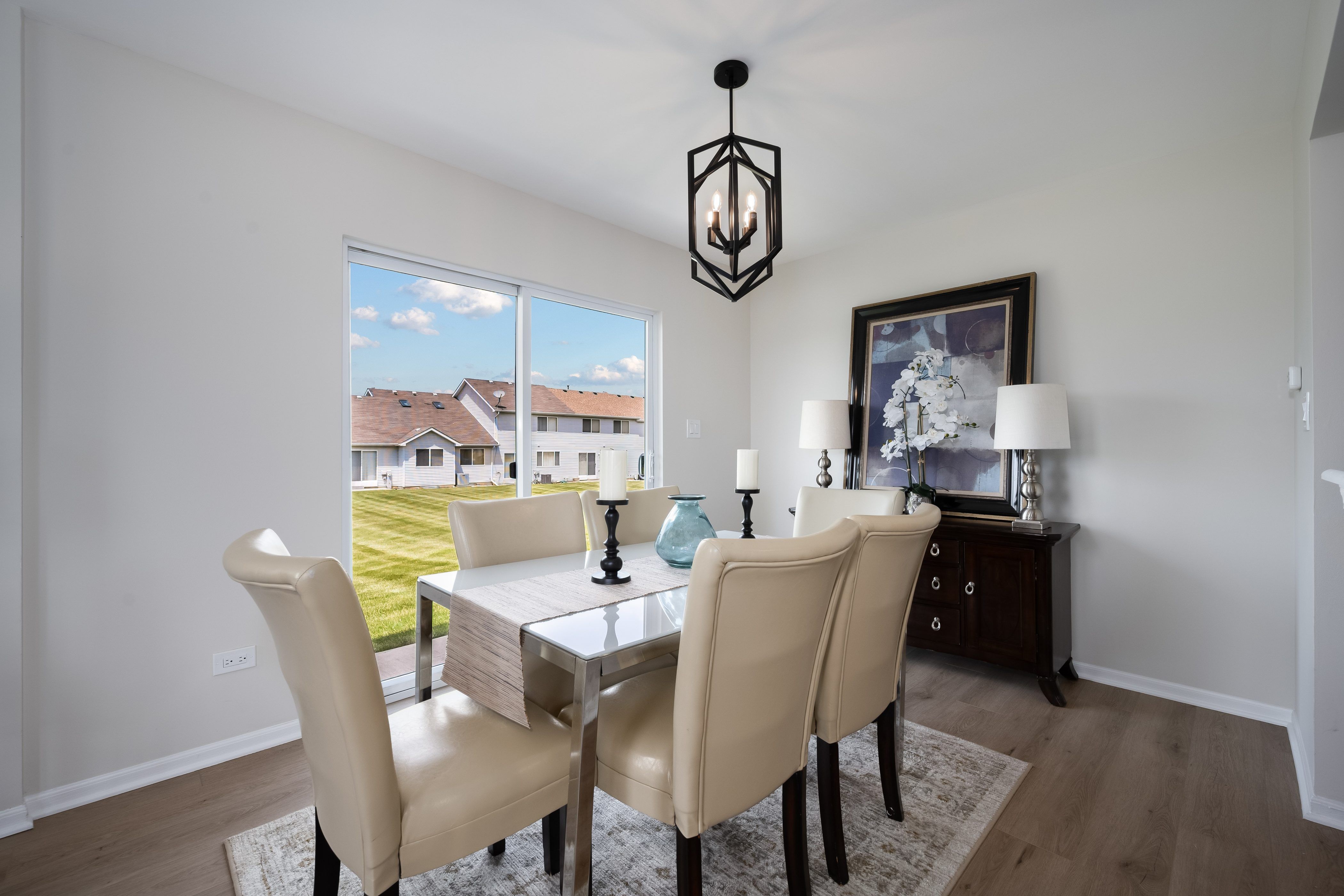  Two Story Townhome With Modern Finishes - 物件實景