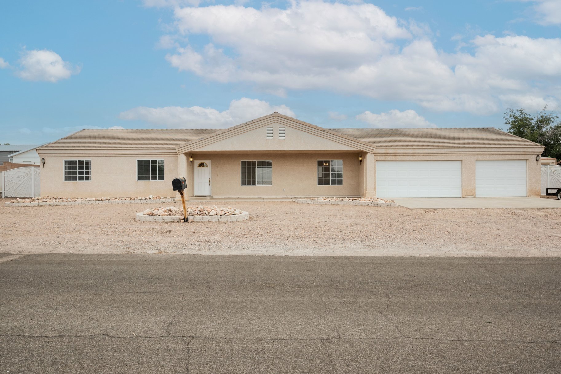  Rare Half Acre Opportunity in Henderson HOA, RV Hookups, Endless Potential - 物件實景