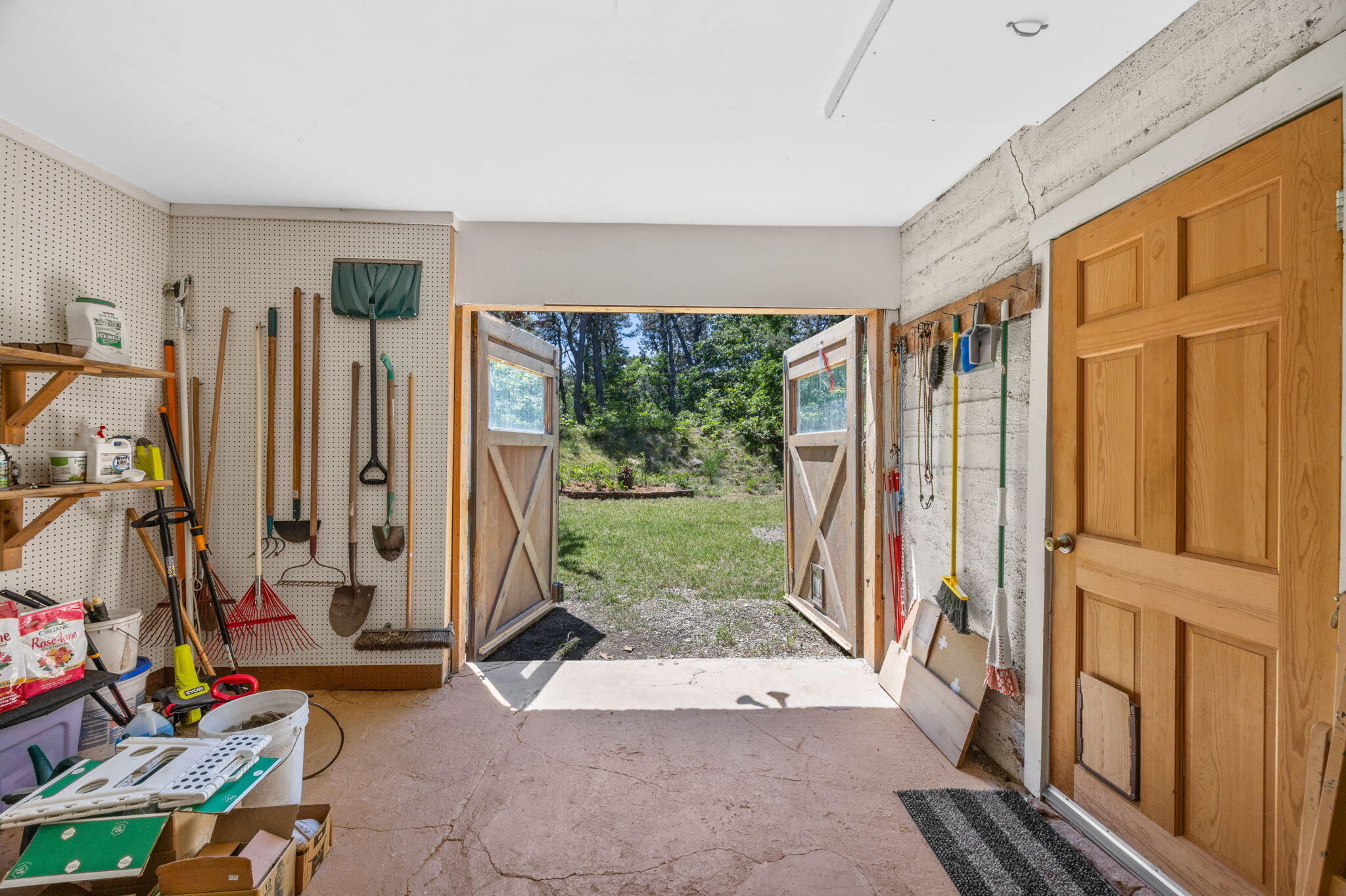  Move-In Ready Comfort on a Beautifully Wooded Acre-Plus Setting - 物件實景