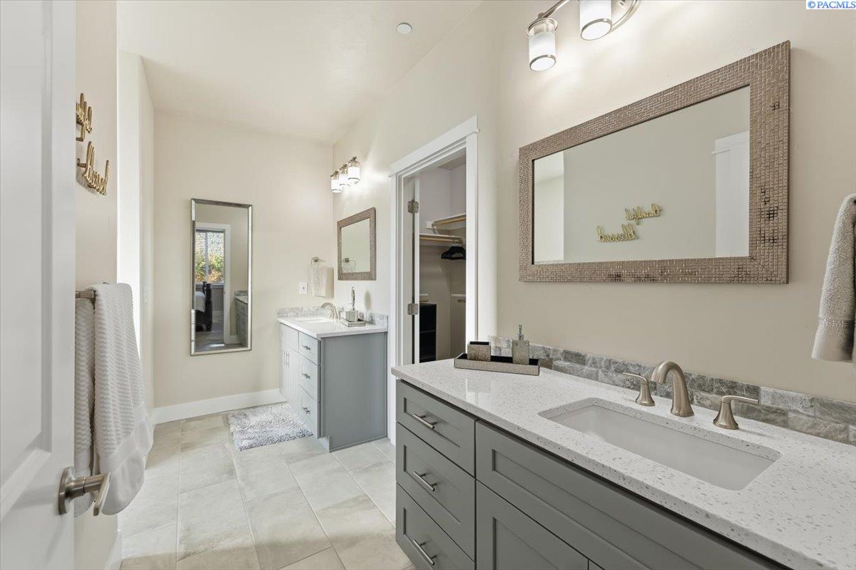 Richland, Washington, 99352, United States, 3 Bedrooms Bedrooms, ,2 BathroomsBathrooms,Residential,For Sale,1991630