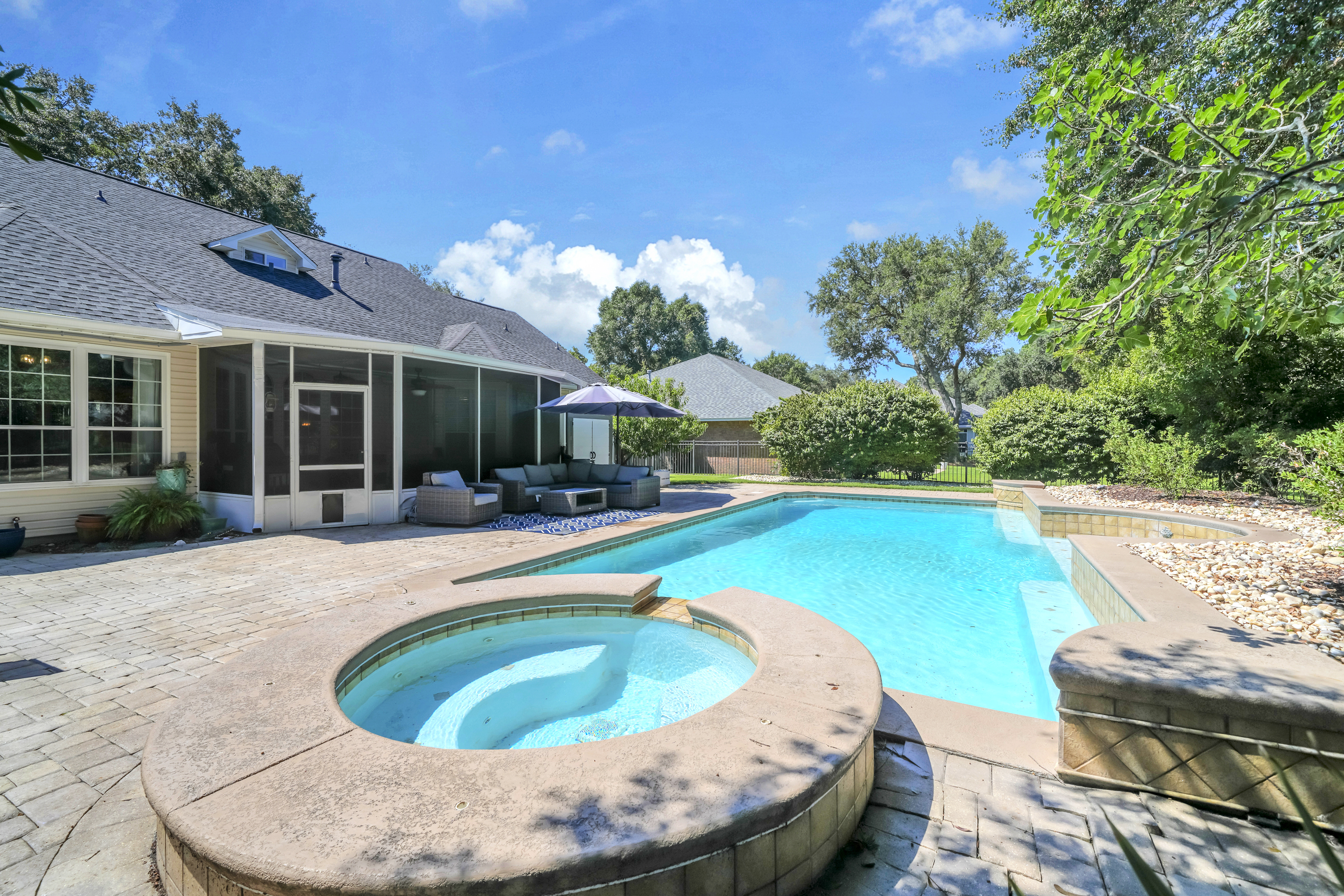  Updated Golf Course Pool Home With Flexible Five-Bedroom Layout - 物件實景