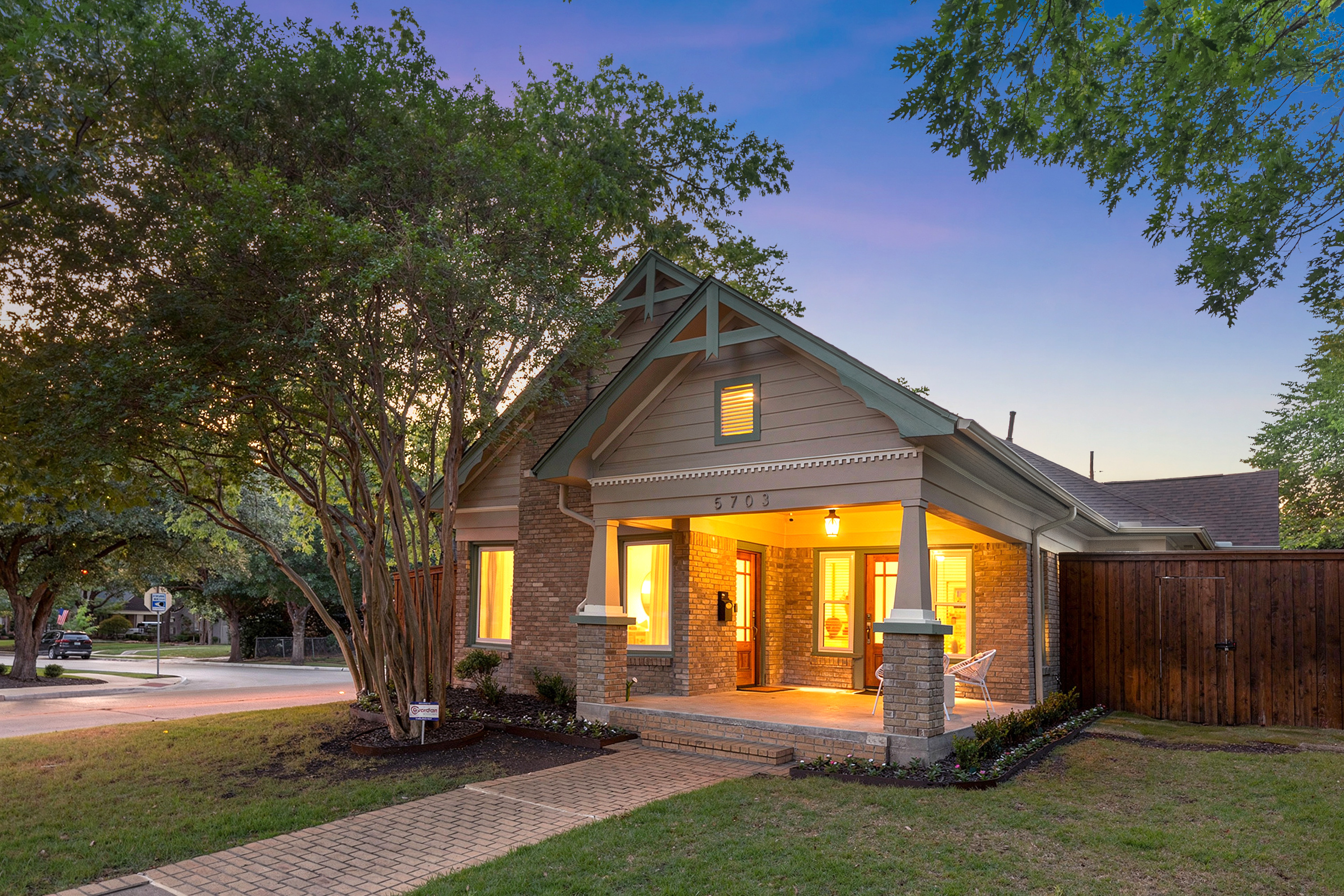  Classic East Dallas Craftsman with Refined Modern Updates - 物件實景