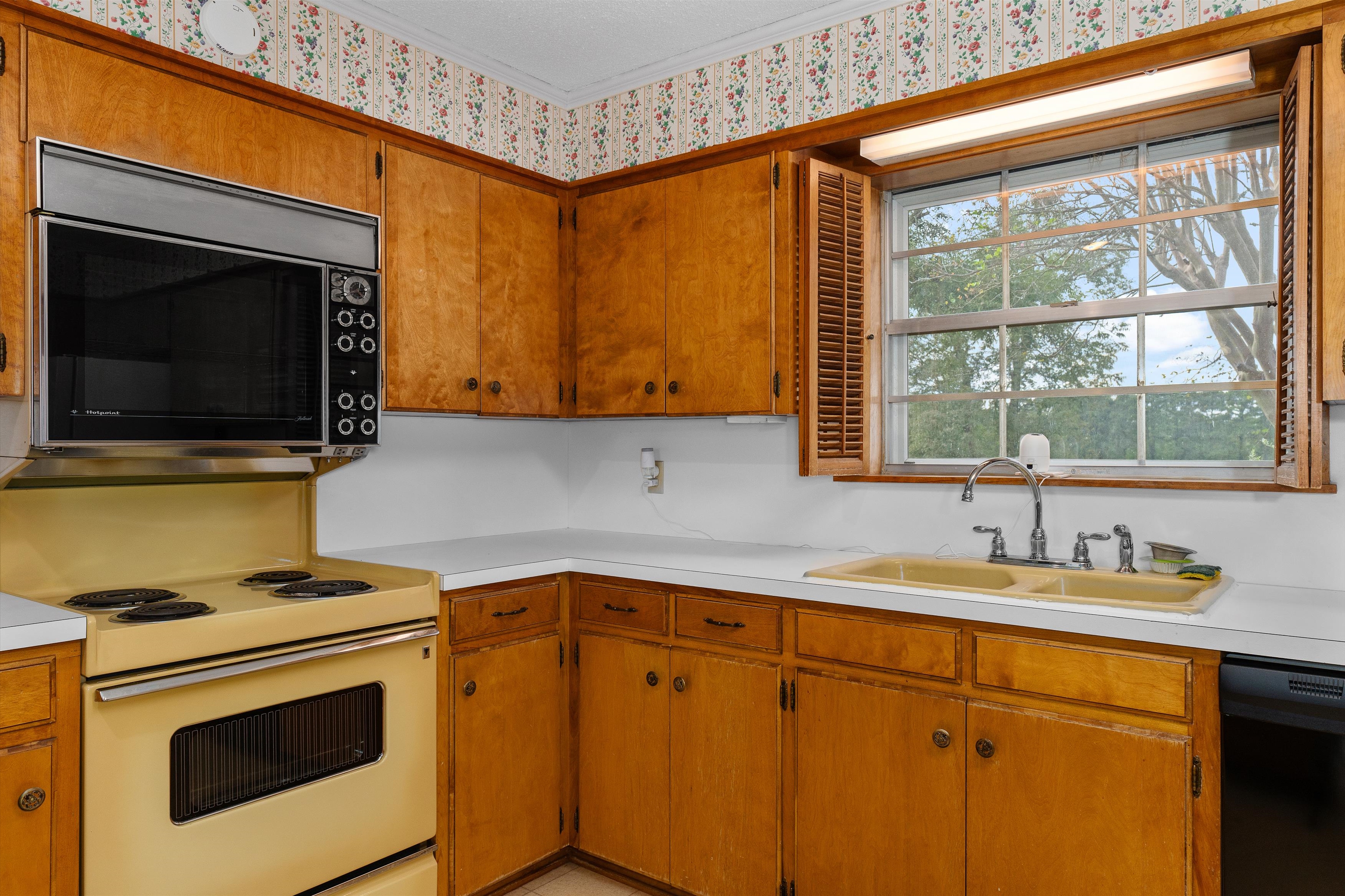 Henderson, Texas, 75654, United States, 3 Bedrooms Bedrooms, ,2 BathroomsBathrooms,Residential,For Sale,1983908