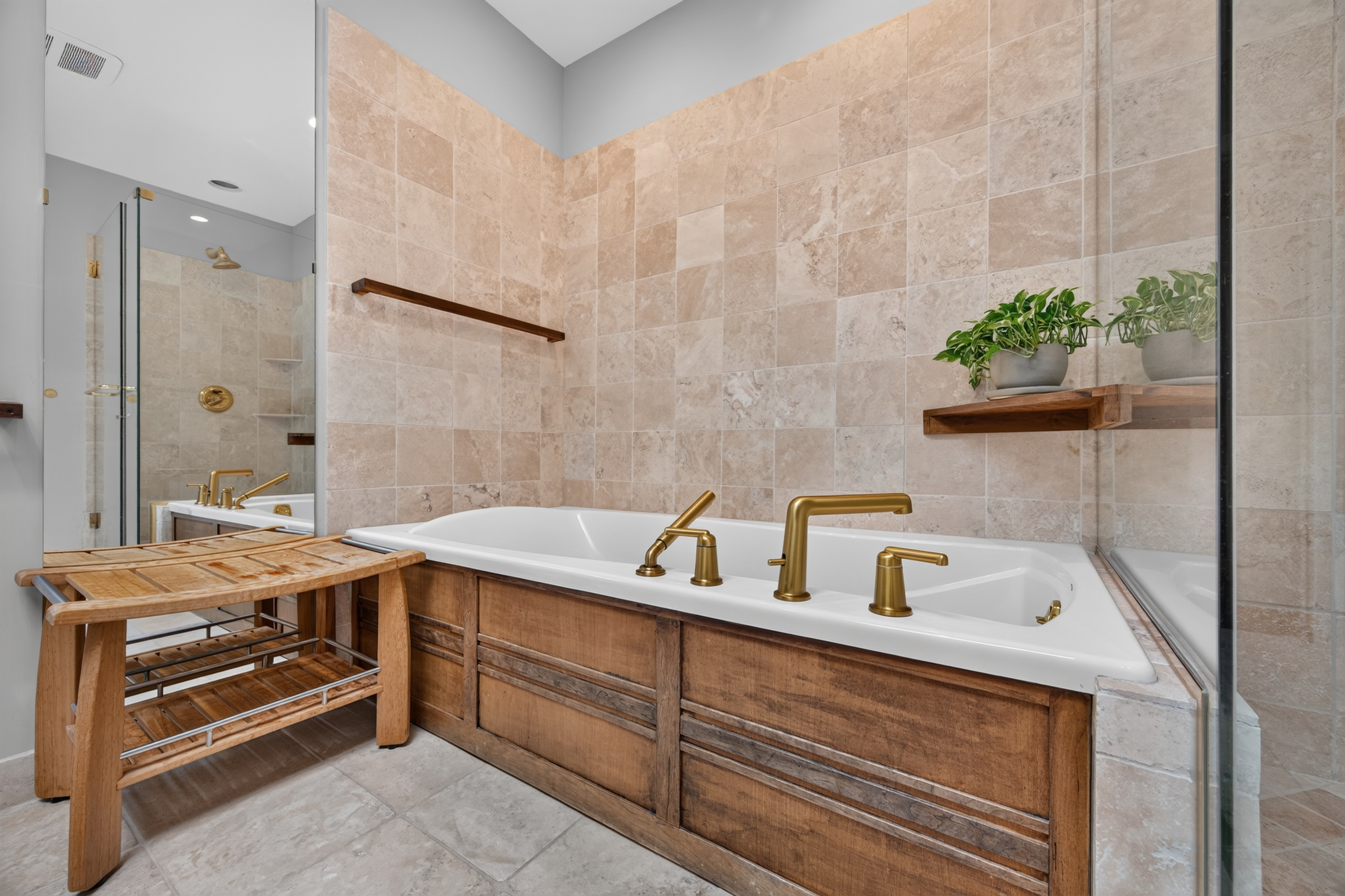  Immaculate Home with Classic Versatile Design Offers Privacy - 物件實景