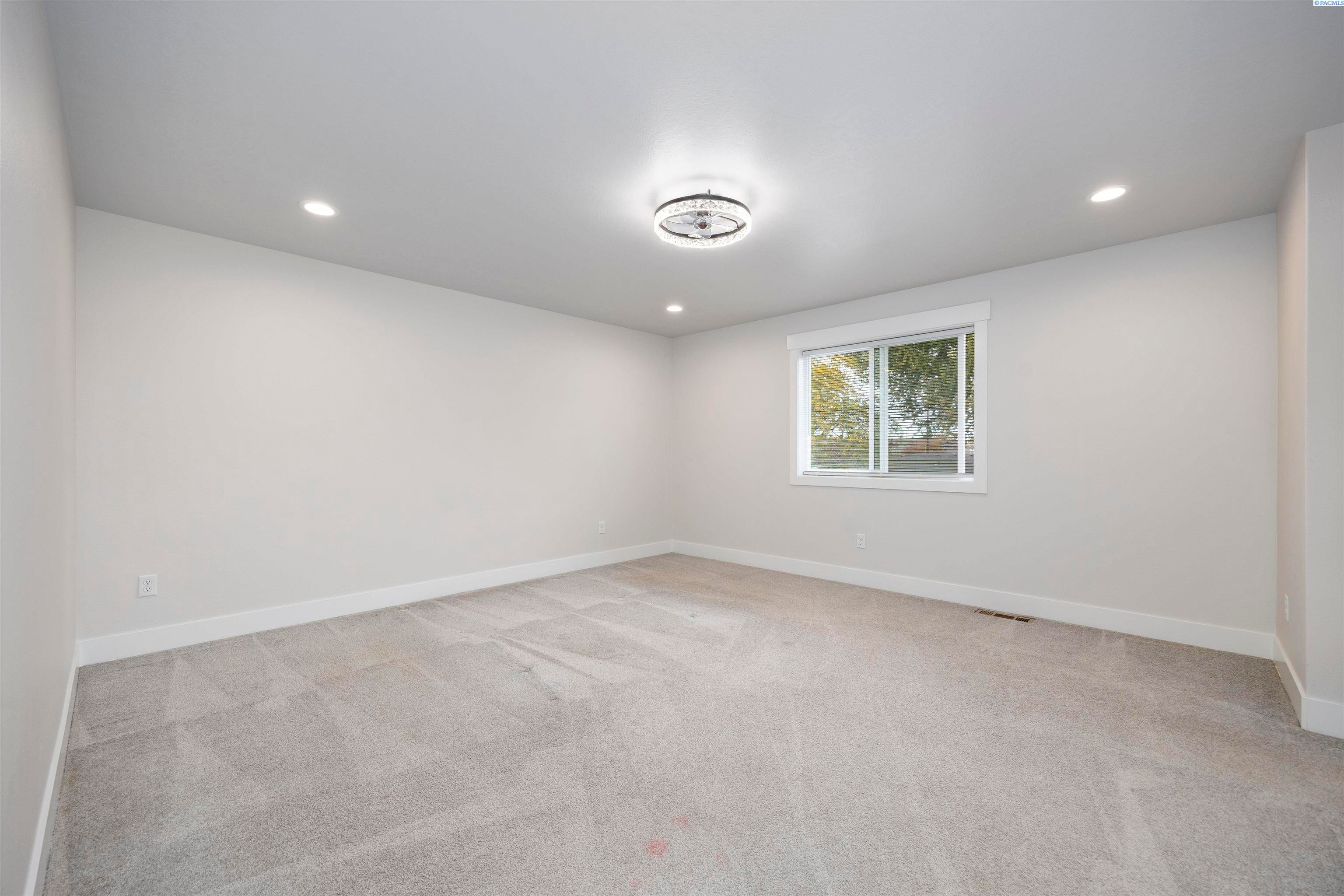 Grandview, Washington, 98930, United States, 5 Bedrooms Bedrooms, ,3 BathroomsBathrooms,Residential,For Sale,1988632