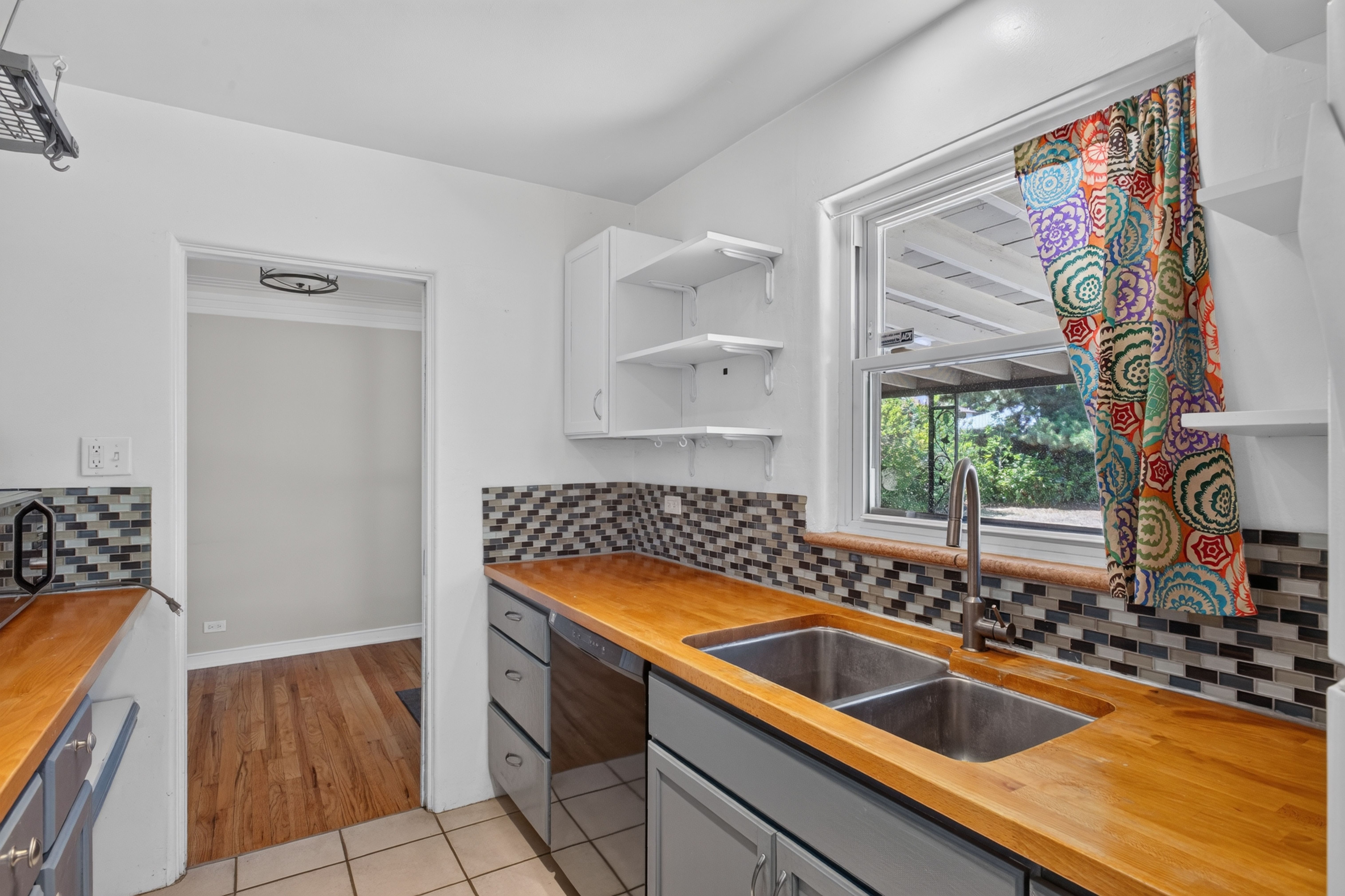  Charming Mayfair Home with Private Backyard Patio & Tree-Lined Charm - 物件實景
