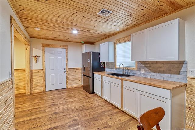 Eufaula, Oklahoma, 74432, United States, 3 Bedrooms Bedrooms, ,3 BathroomsBathrooms,Residential,For Sale,1987326