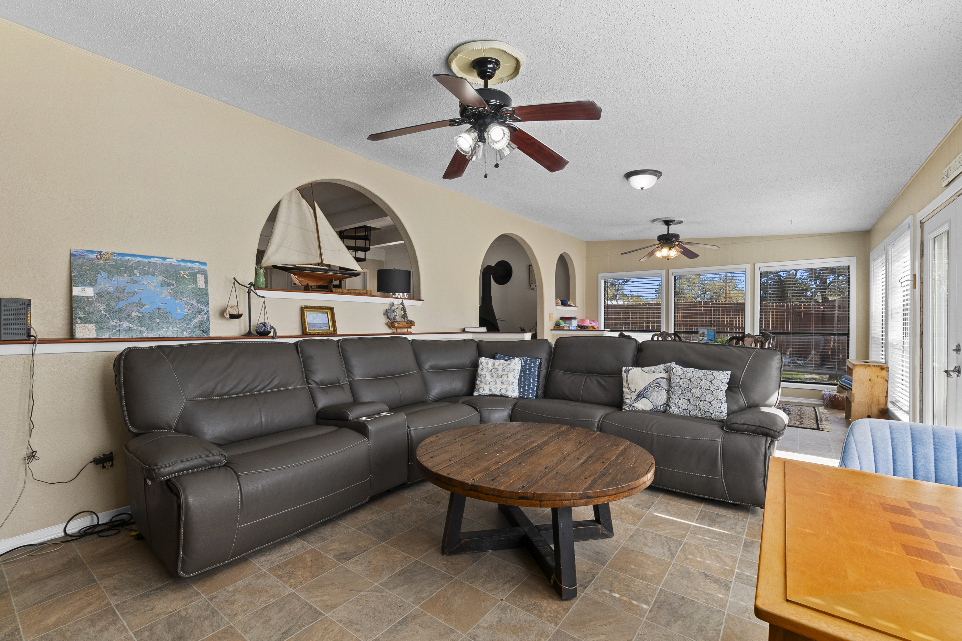  Prime Lakefront Living with Stunning Views - 物件實景