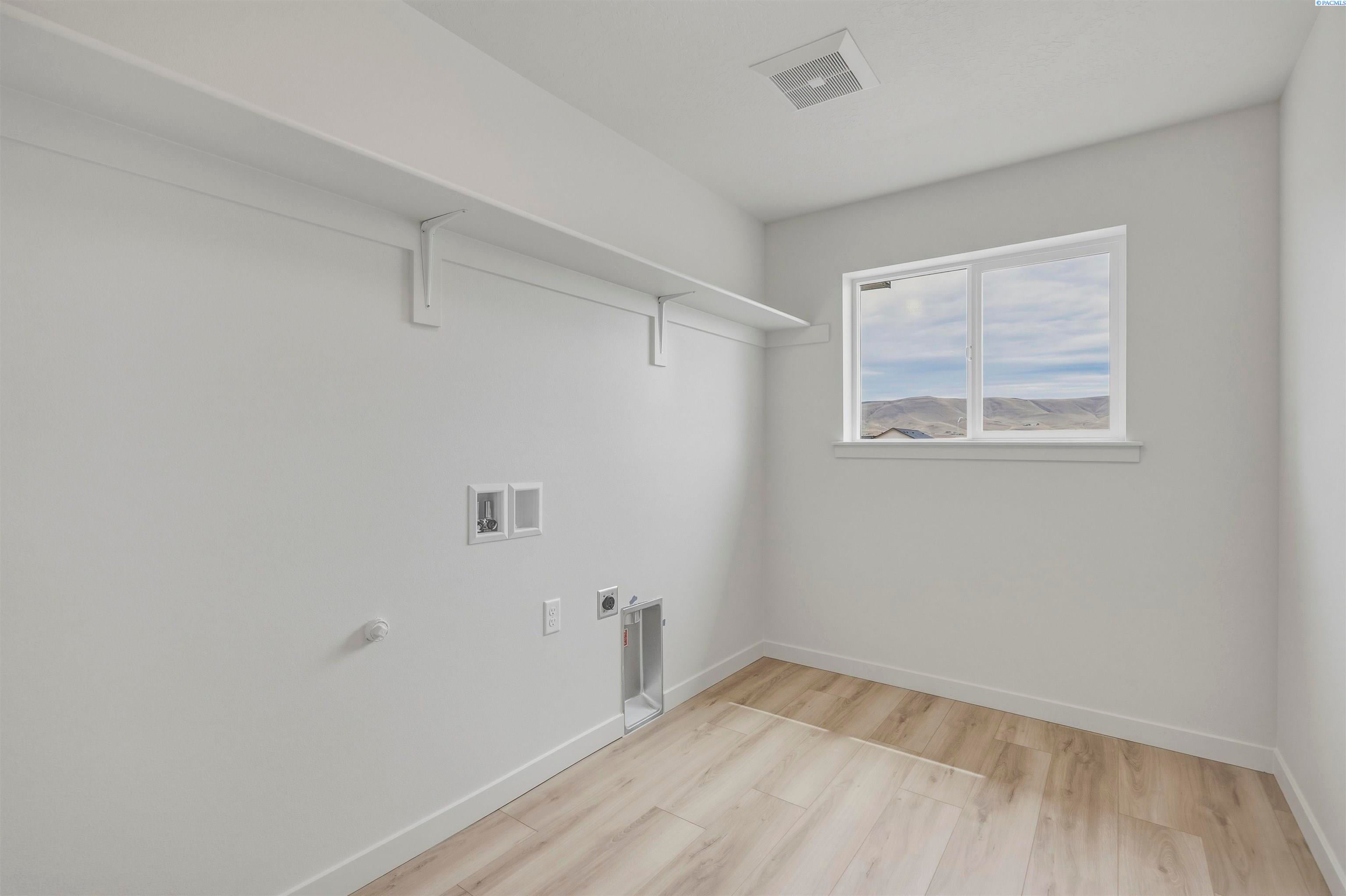 Prosser, Washington, 99350, United States, 5 Bedrooms Bedrooms, ,3 BathroomsBathrooms,Residential,For Sale,2028032