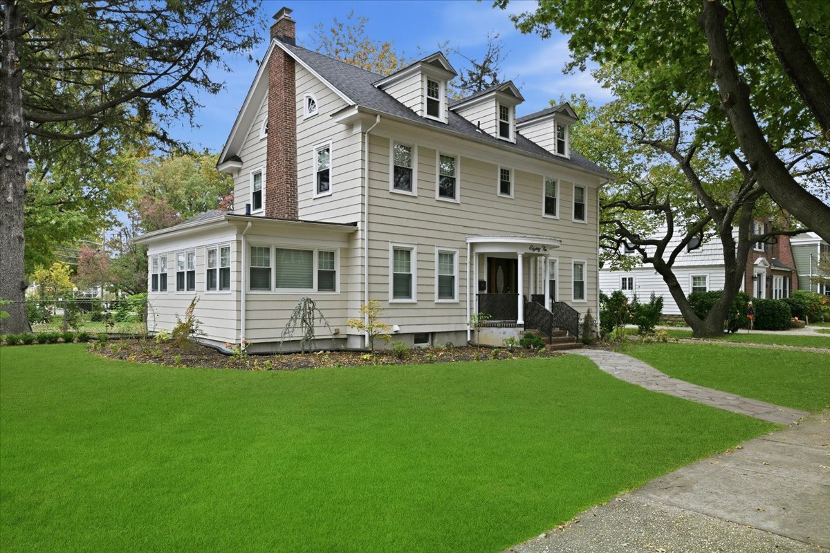 Floral Park, New York, 11001, United States, 4 Bedrooms Bedrooms, ,4 BathroomsBathrooms,Residential,For Sale,1977221