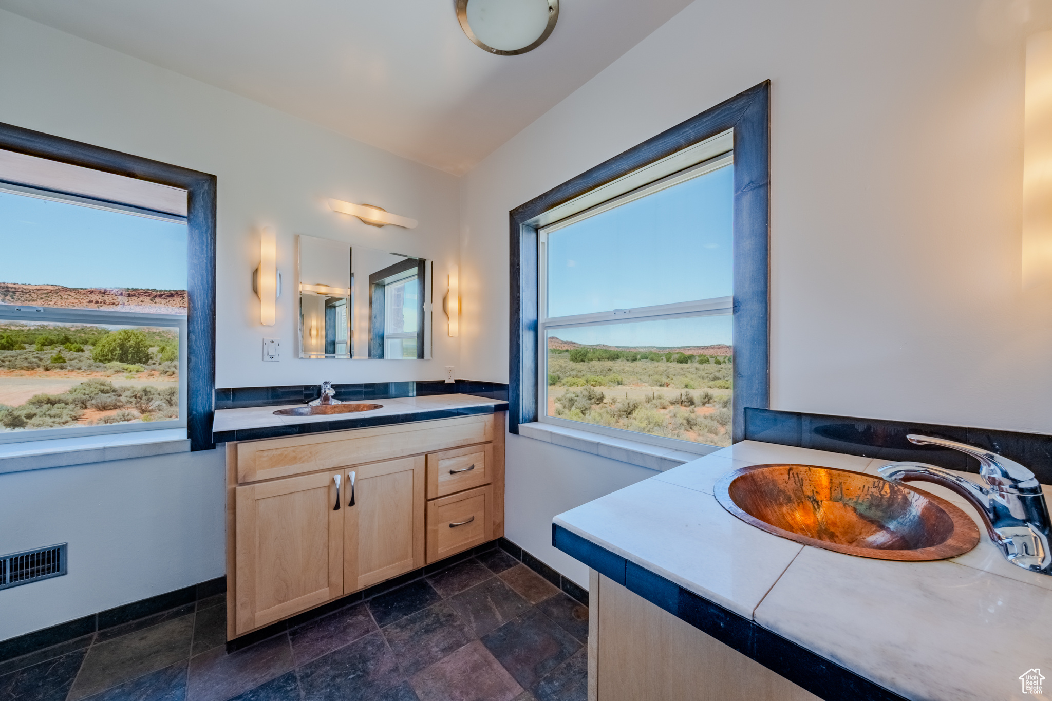 Kanab, Utah, 84741, United States, 4 Bedrooms Bedrooms, ,3 BathroomsBathrooms,Residential,For Sale,1908658