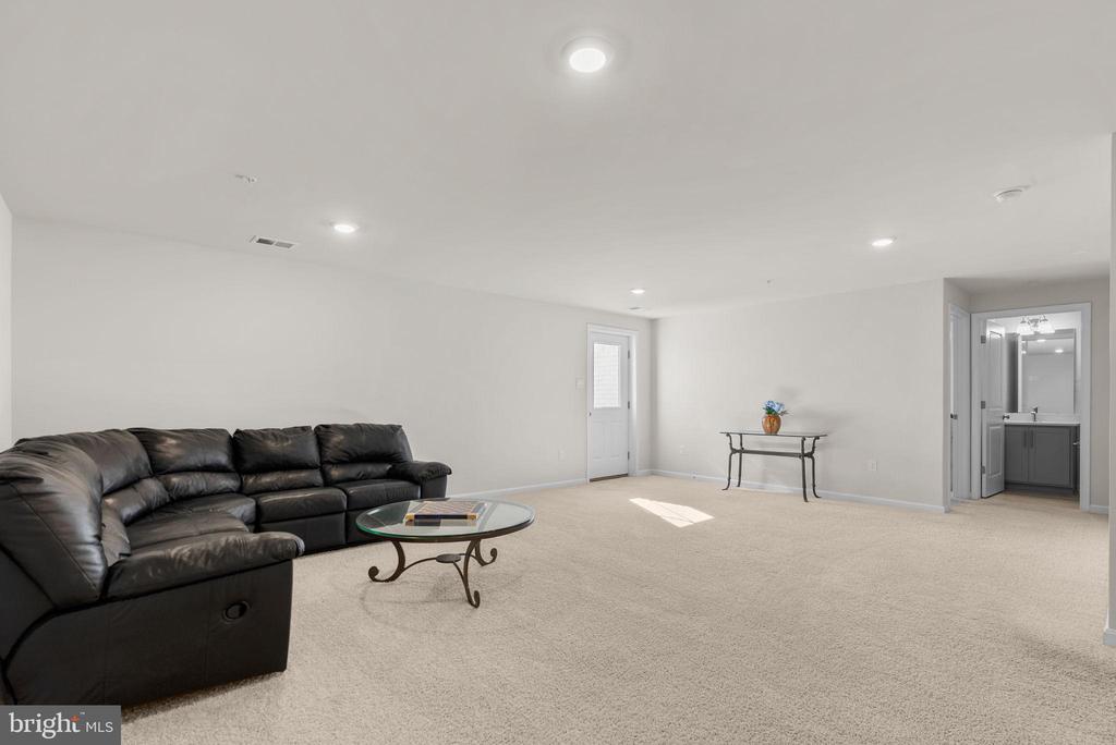 Frederick, Maryland, 21701, United States, 5 Bedrooms Bedrooms, ,4 BathroomsBathrooms,Residential,For Sale,1987107