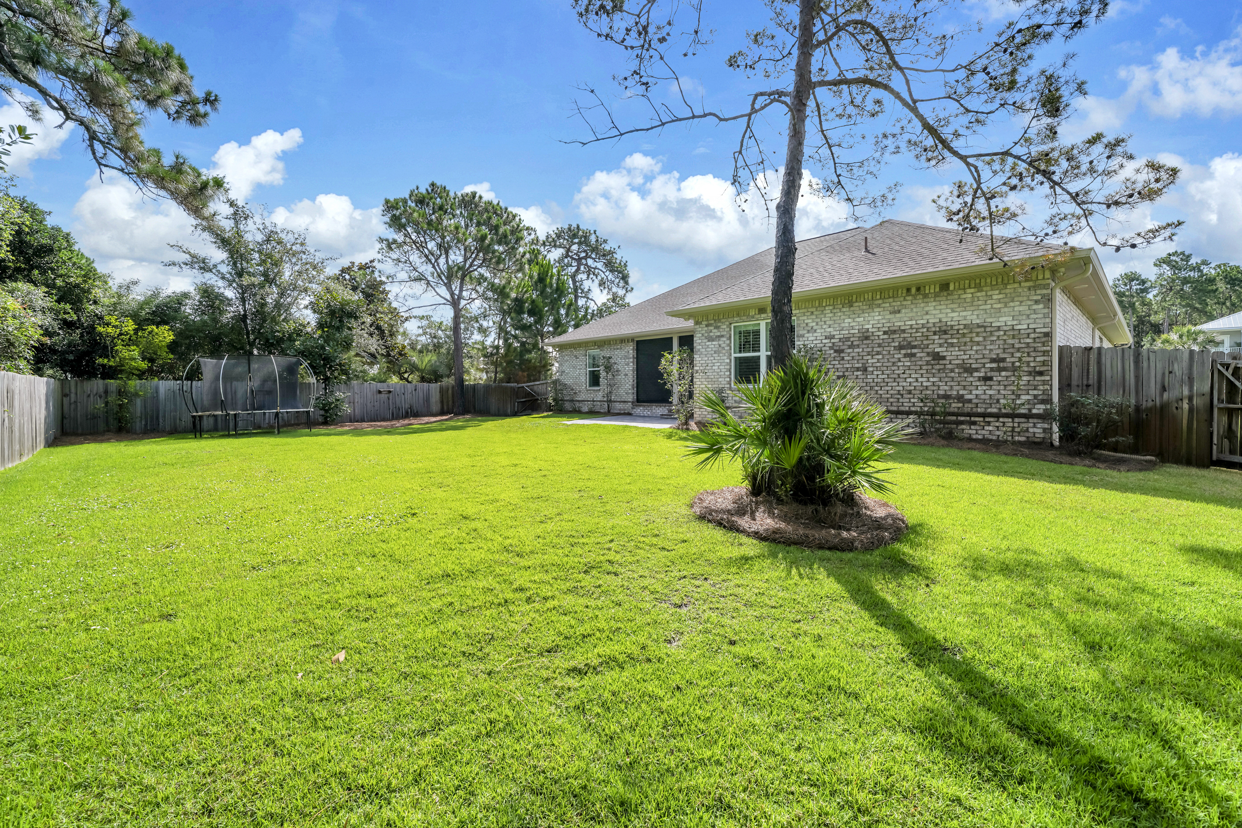  Move-In Ready Brick Home with Spacious Fenced Backyard Near the Bay - 物件實景