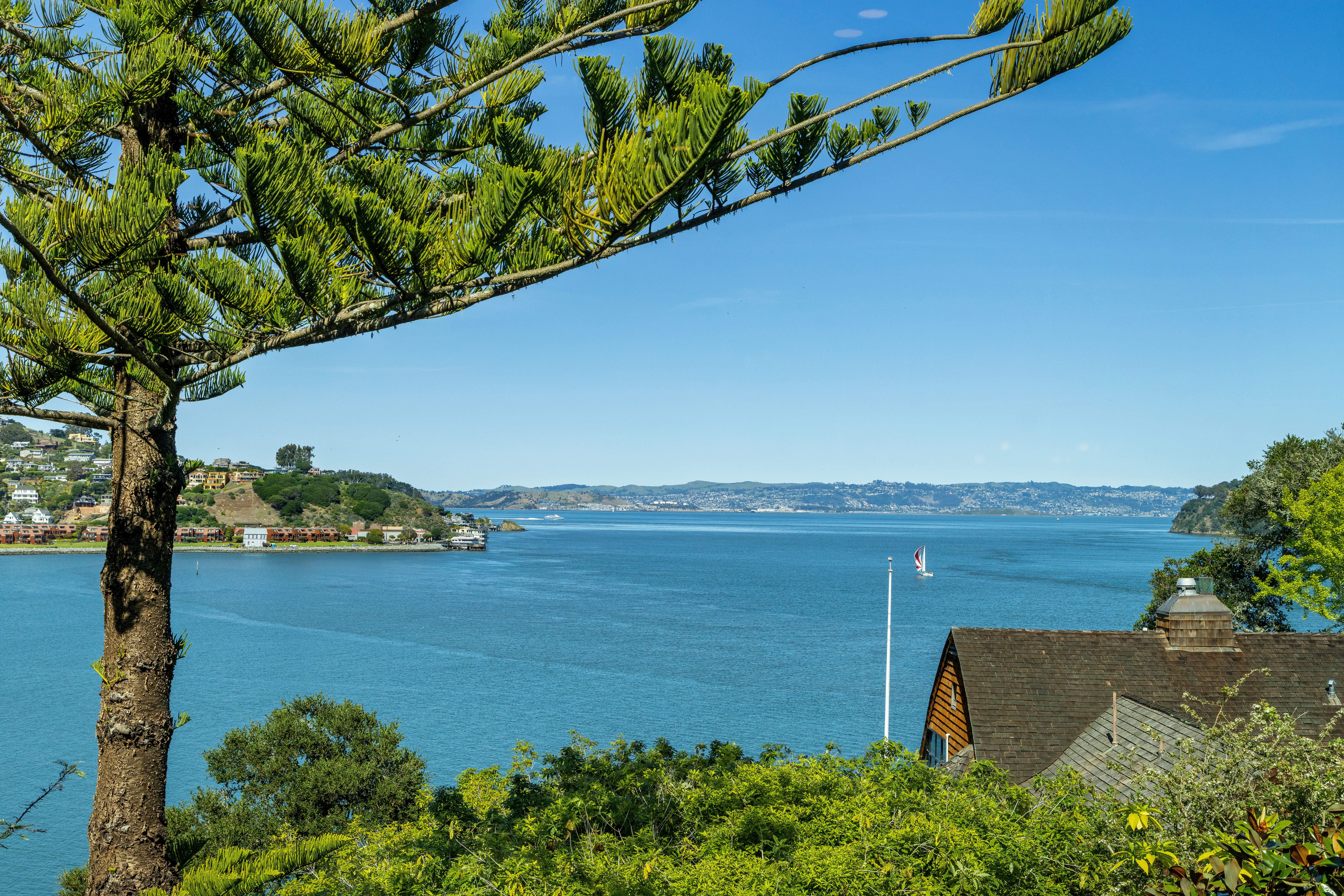  Coastal Living on Coveted Beach Road - 物件實景