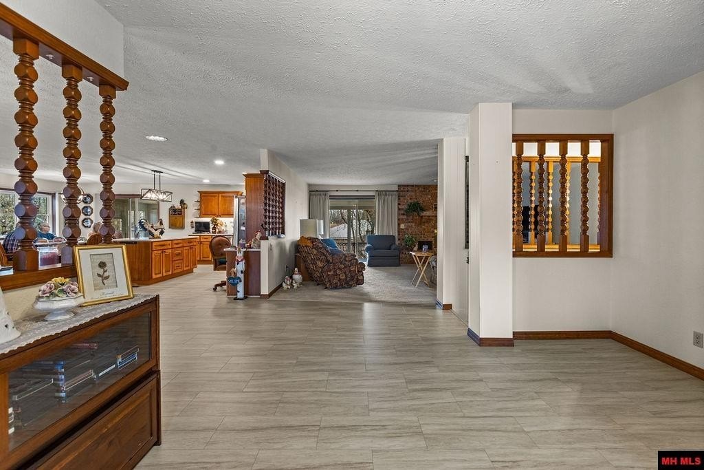 Mountain Home, Arkansas, 72653, United States, 3 Bedrooms Bedrooms, ,4 BathroomsBathrooms,Residential,For Sale,2025116