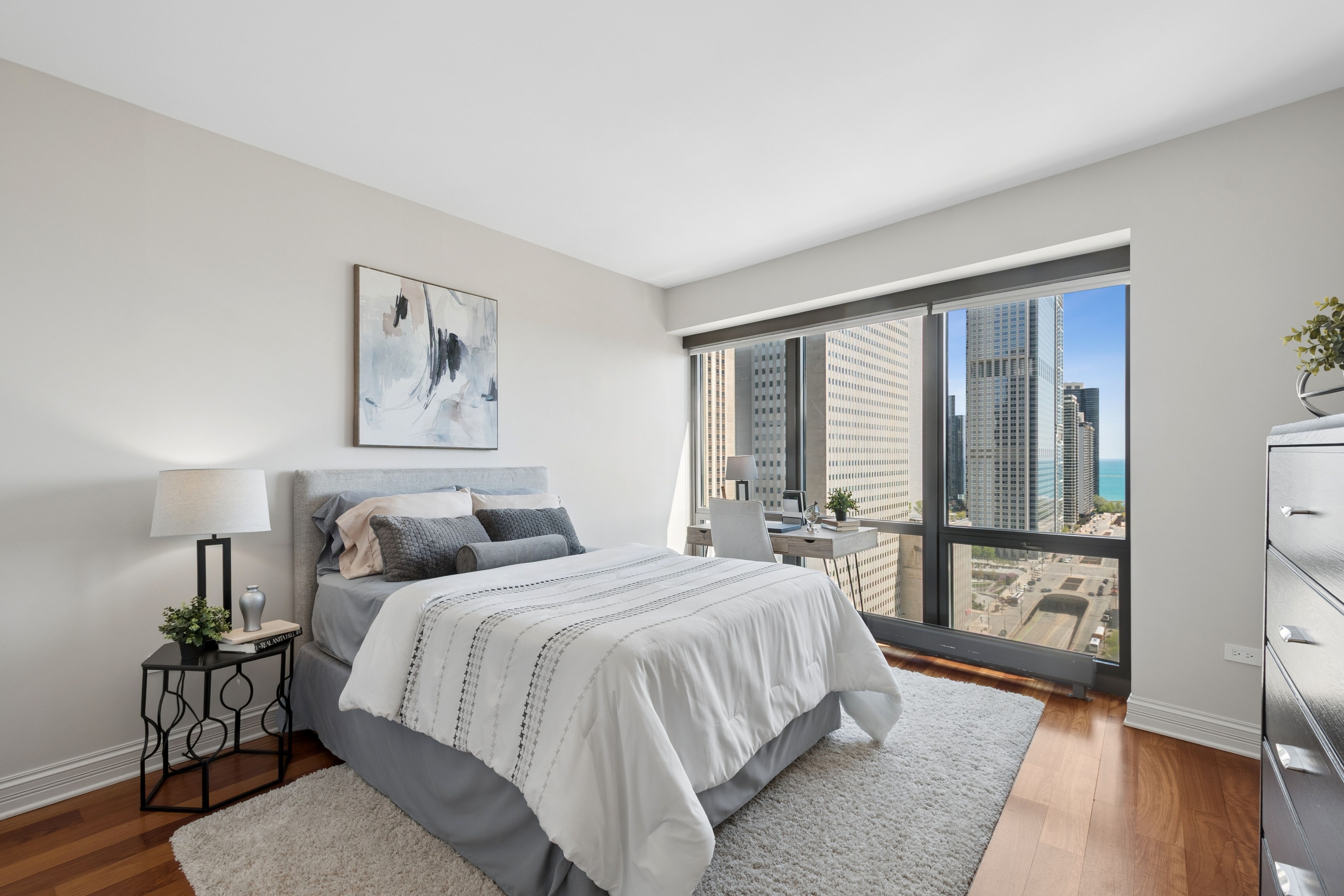  Spacious Living Room and Dining Area Overlook the Park, Lakefront and The Bean - 物件實景