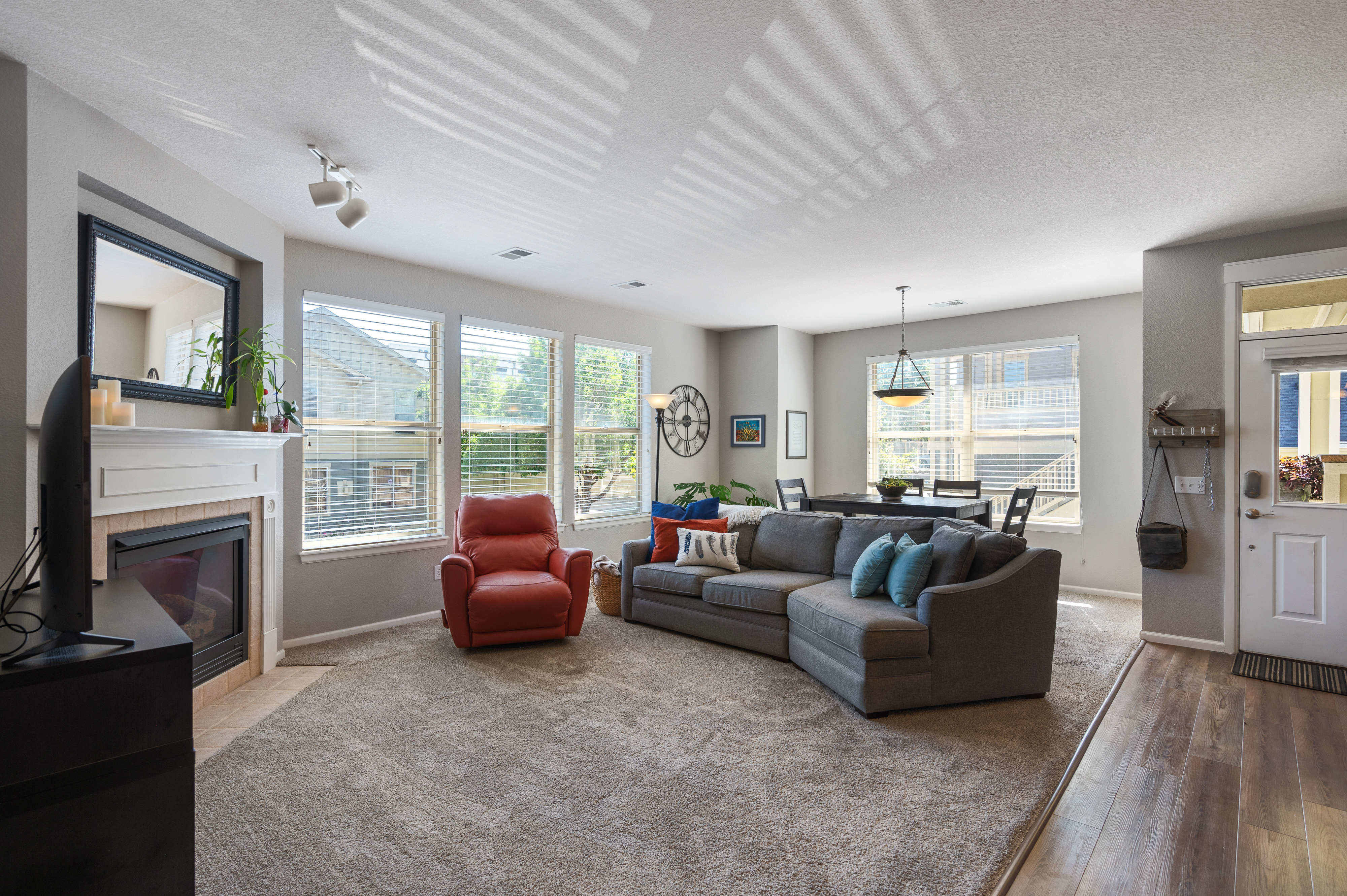  Beautifully Designed 2nd-floor Condo in Sought-after Community of Edgewater Park - 物件實景