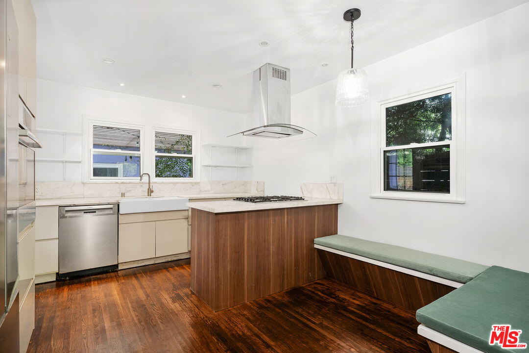 Los Angeles, California, 90066, United States, 3 Bedrooms Bedrooms, ,1 BathroomBathrooms,Residential,For Sale,1998218