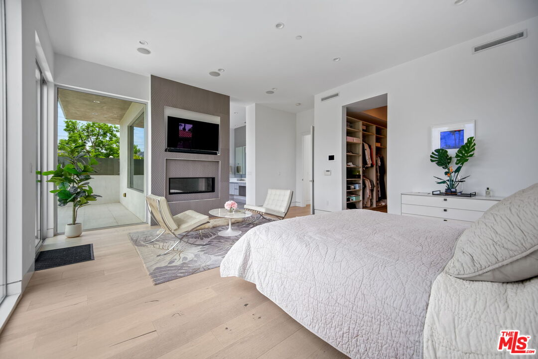 Los Angeles, California, 90046, United States, 5 Bedrooms Bedrooms, ,2 BathroomsBathrooms,Residential,For Sale,1829471