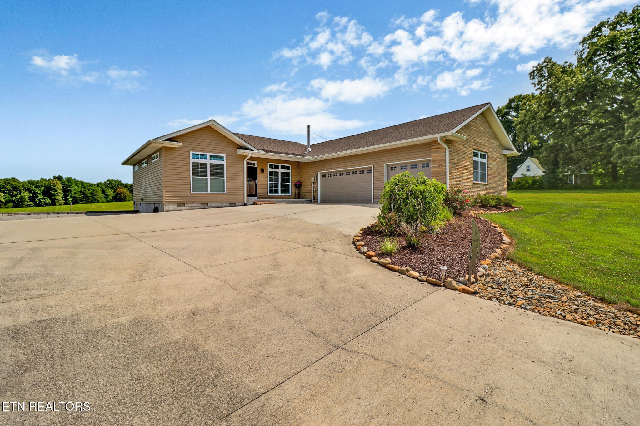 Crossville, Tennessee, 38555, United States, 3 Bedrooms Bedrooms, ,3 BathroomsBathrooms,Residential,For Sale,1921261