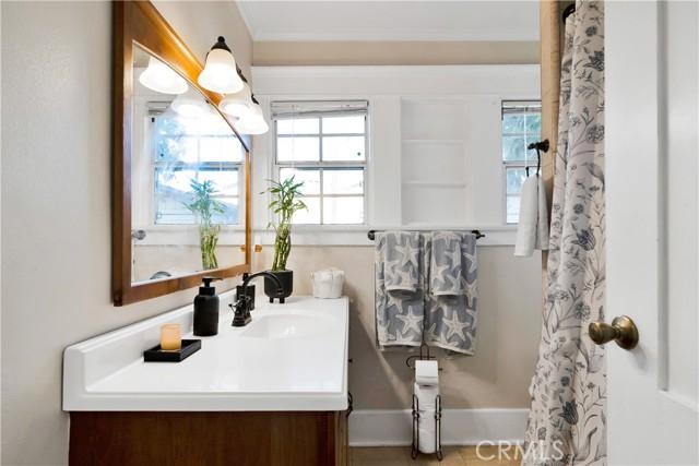 Los Angeles, California, 90016, United States, 4 Bedrooms Bedrooms, ,2 BathroomsBathrooms,Residential,For Sale,1850746