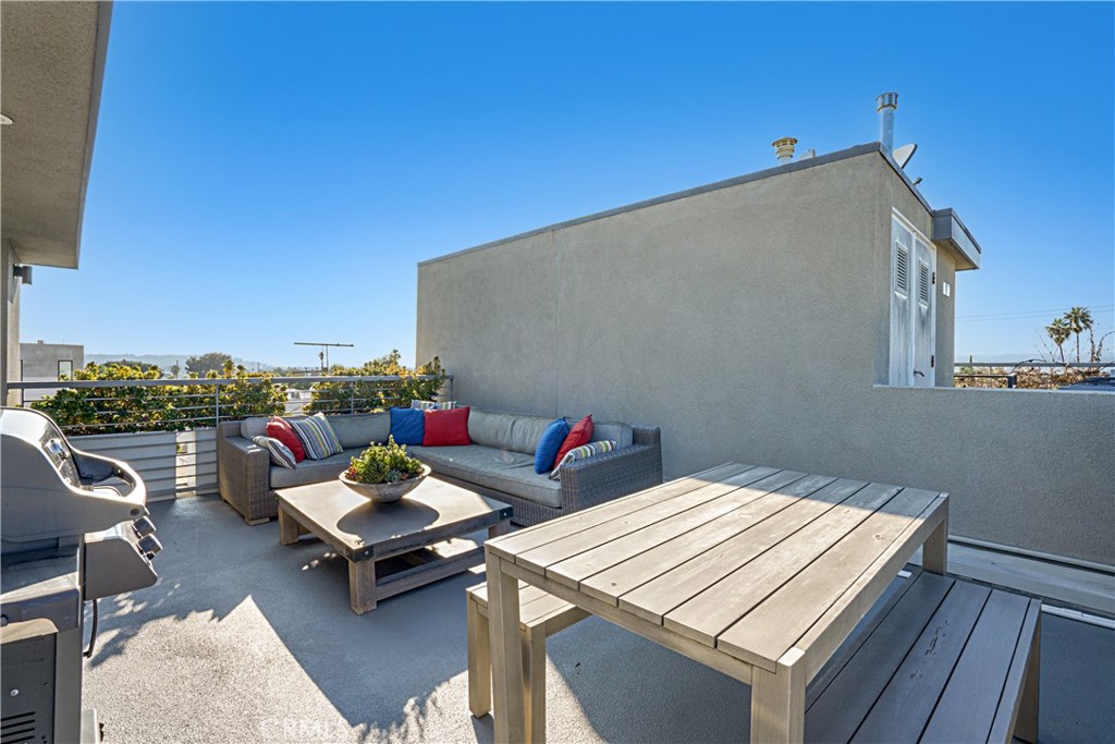 Los Angeles, California, 90019, United States, 2 Bedrooms Bedrooms, ,3 BathroomsBathrooms,Residential,For Sale,1990978