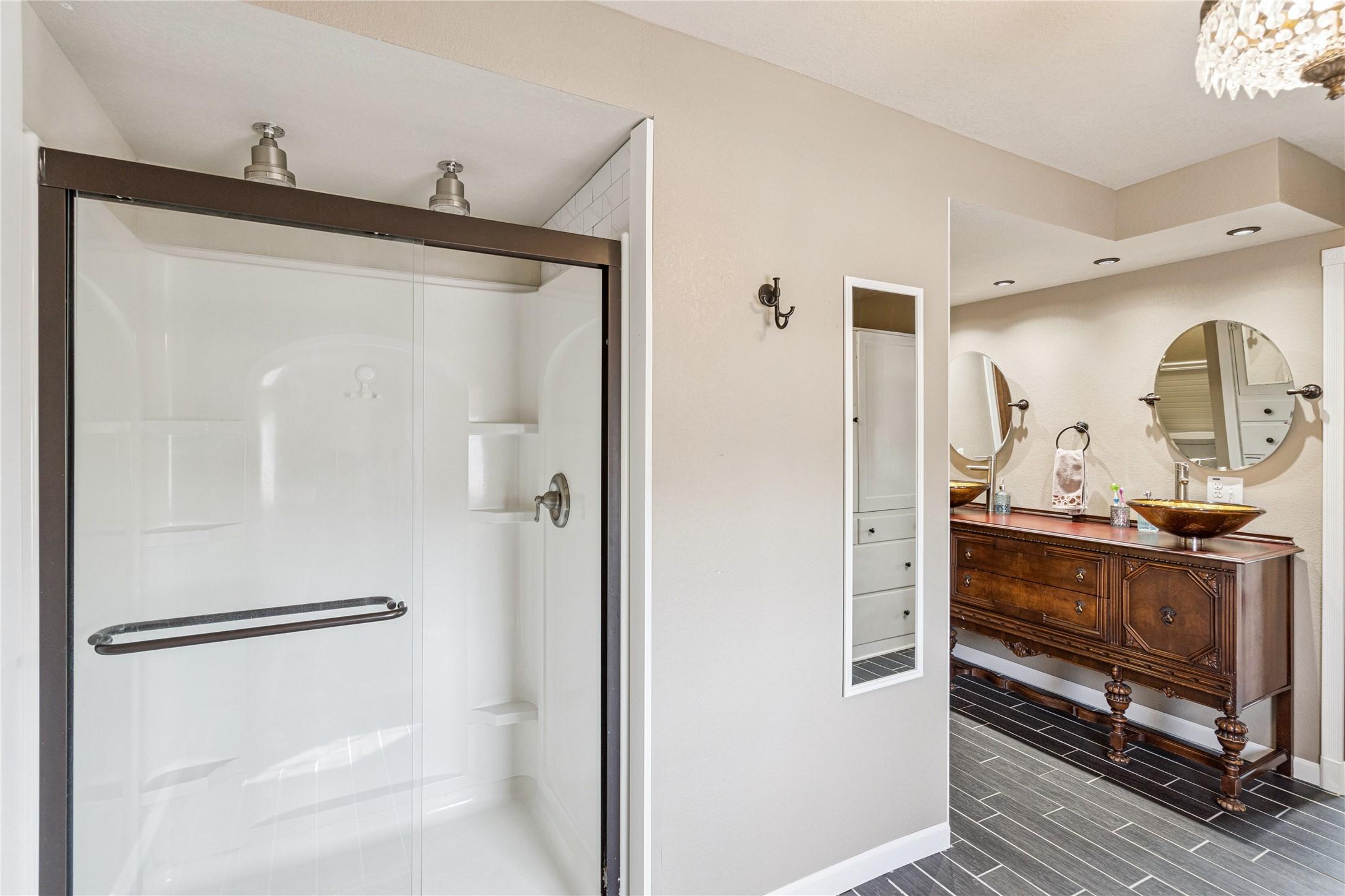 Newton, Iowa, 50208, United States, 4 Bedrooms Bedrooms, ,4 BathroomsBathrooms,Residential,For Sale,1927936