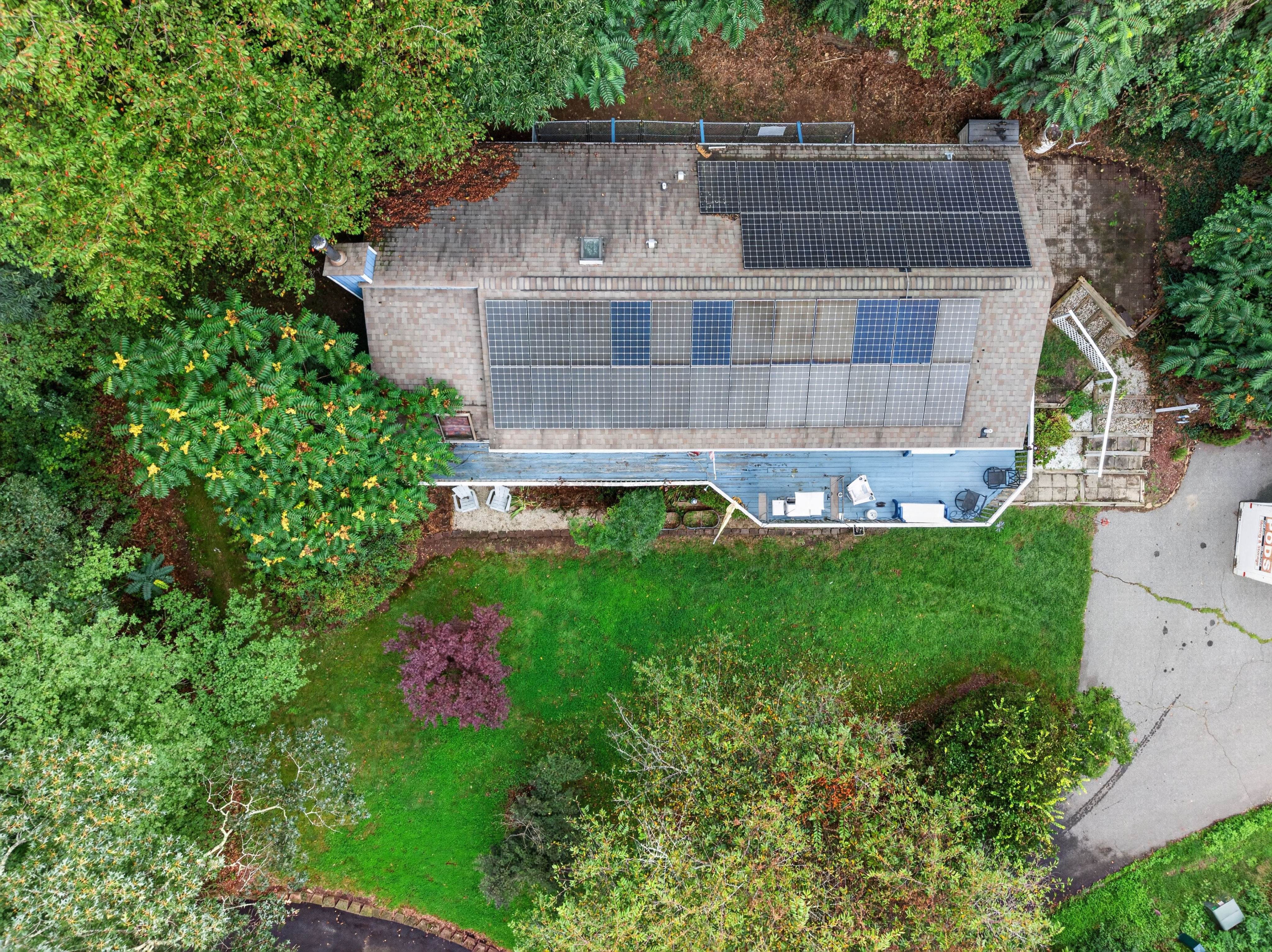  Spacious Two Level Raised Ranch Offers One Floor Living - 物件實景