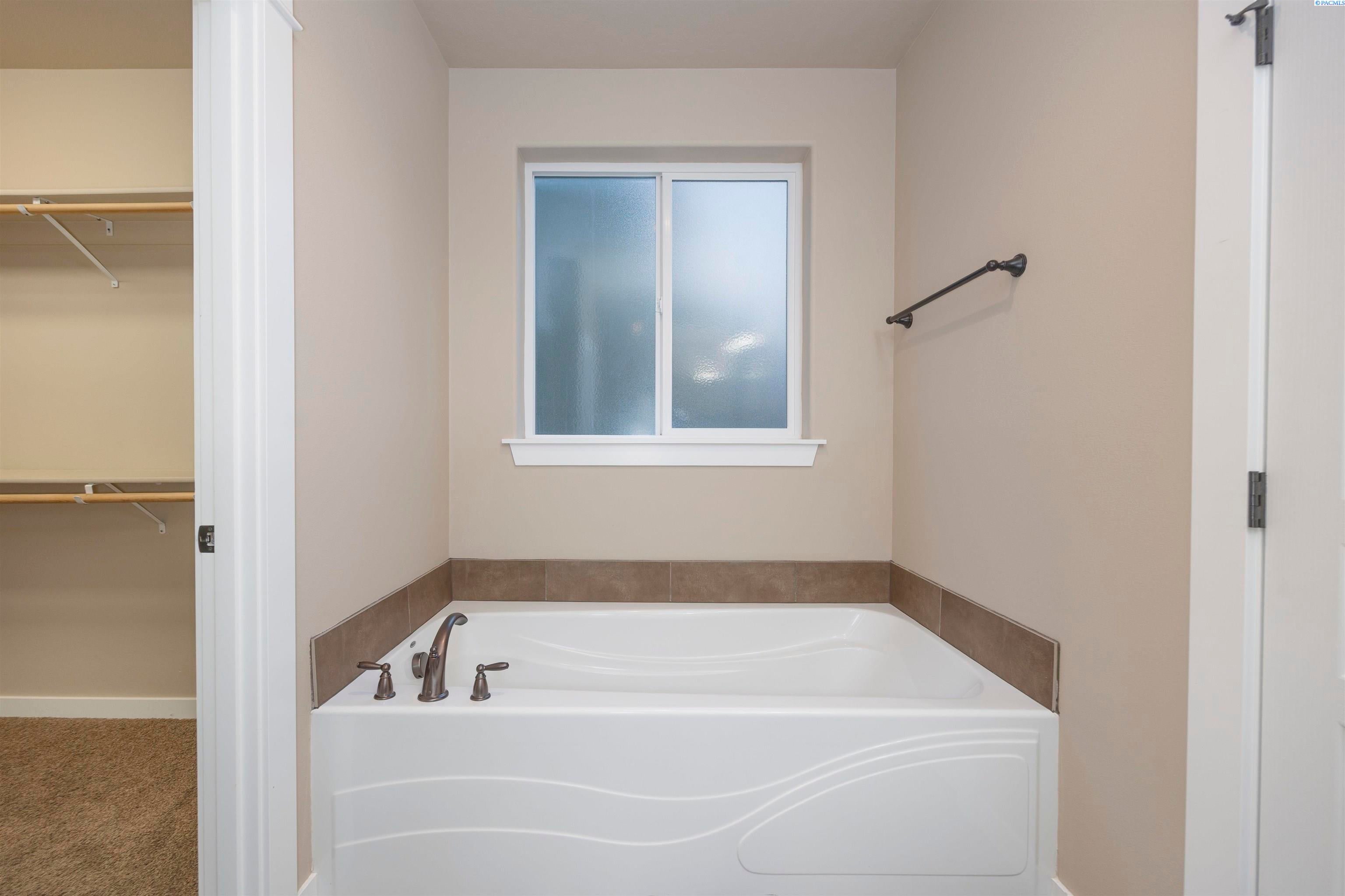 Richland, Washington, 99354, United States, 4 Bedrooms Bedrooms, ,2 BathroomsBathrooms,Residential,For Sale,1981537