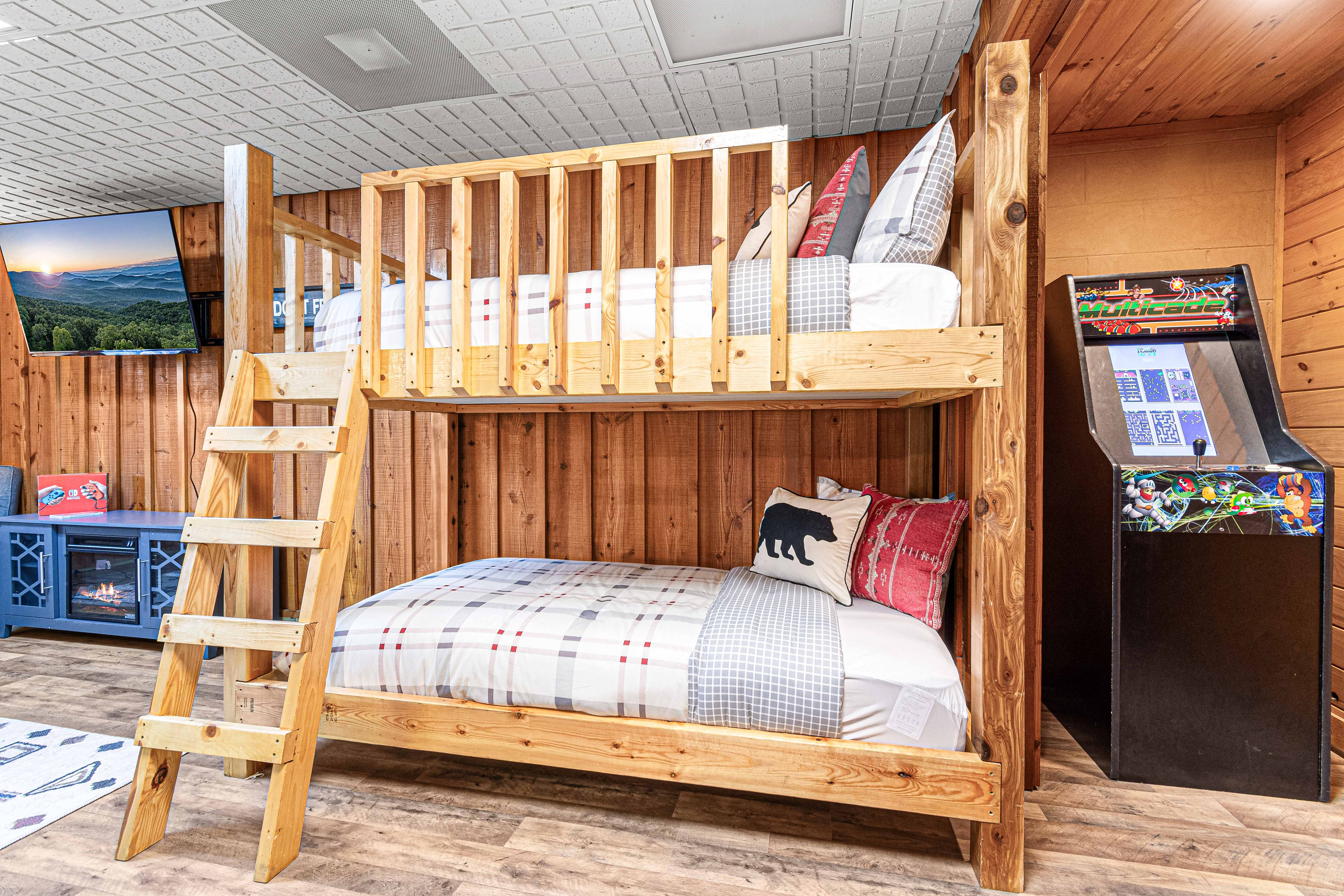 Gatlinburg, Tennessee, 37738, United States, 3 Bedrooms Bedrooms, ,4 BathroomsBathrooms,Residential,For Sale,1977450