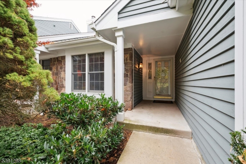 Bedminster Twp., New Jersey, 07921, United States, 2 Bedrooms Bedrooms, ,4 BathroomsBathrooms,Residential,For Sale,1988060