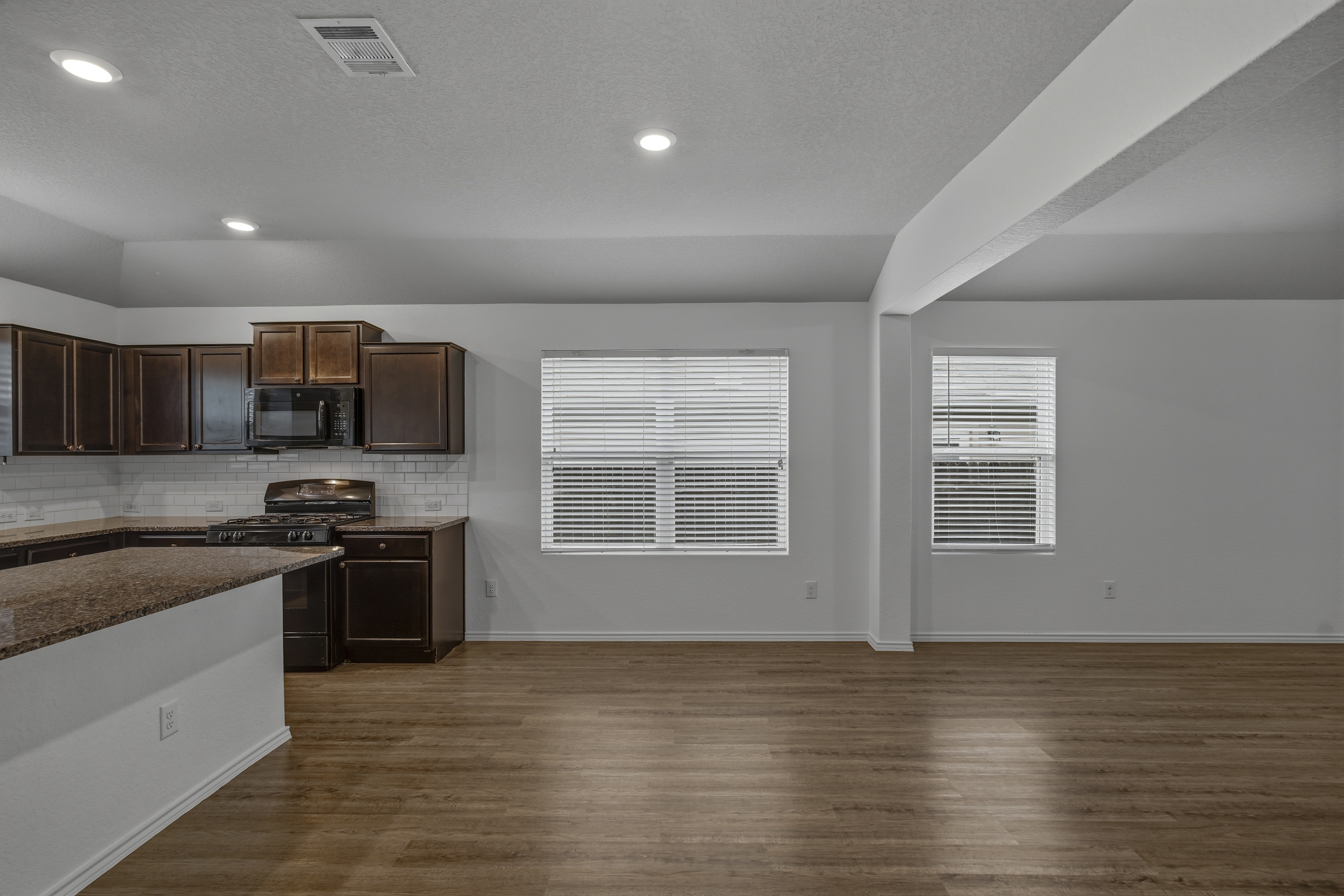 Beautifully Updated With Open Concept - 物件實景