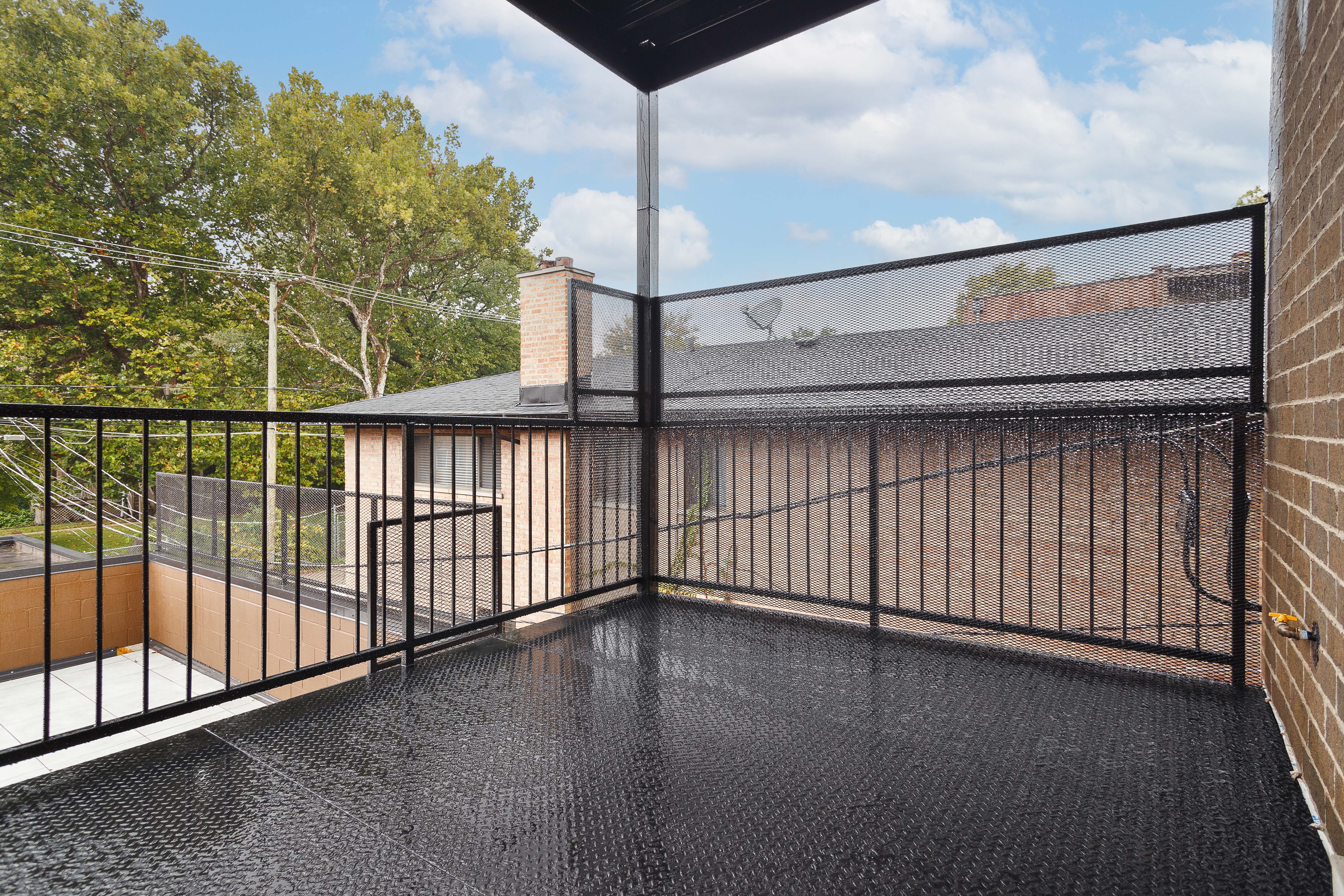  Experience Elevated Living in this Sun-filled Second-floor Simplex - 物件實景