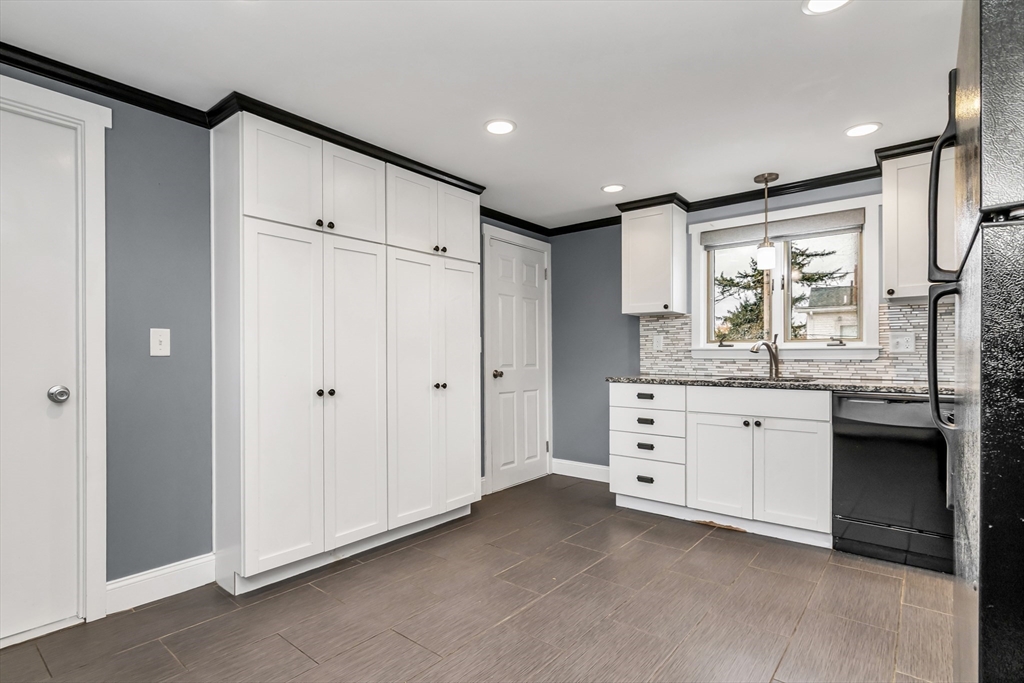 Haverhill, Massachusetts, 01830, United States, 5 Bedrooms Bedrooms, ,3 BathroomsBathrooms,Residential,For Sale,1990407