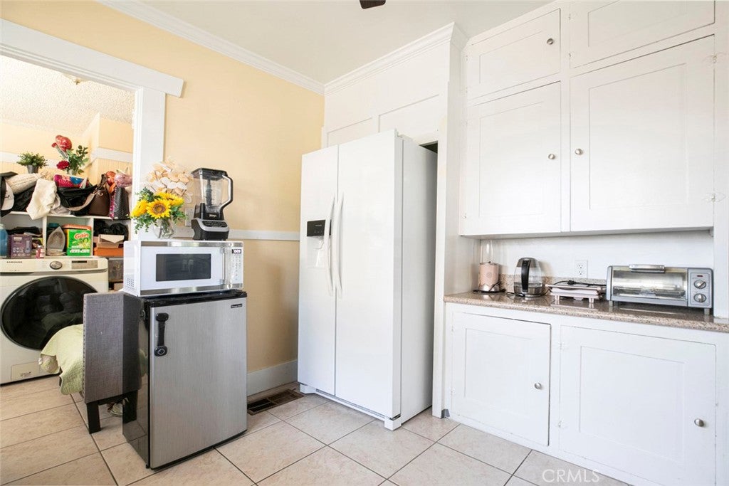 Pasadena, California, 91101, United States, 2 Bedrooms Bedrooms, ,1 BathroomBathrooms,Residential,For Sale,1996885