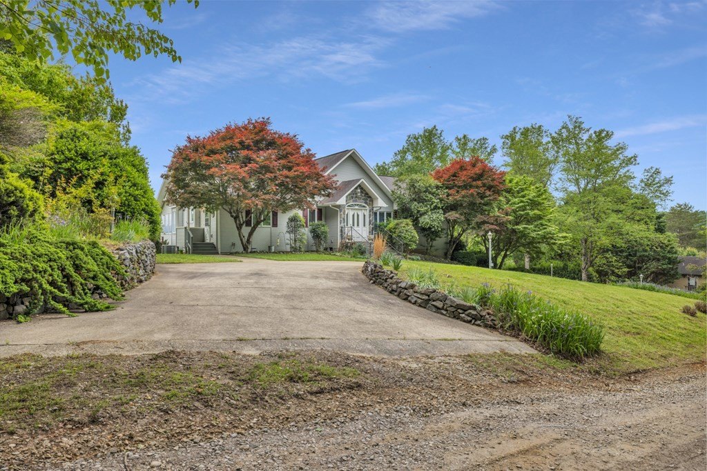 Hayesville, North Carolina, 28904, United States, 3 Bedrooms Bedrooms, ,4 BathroomsBathrooms,Residential,For Sale,1934980