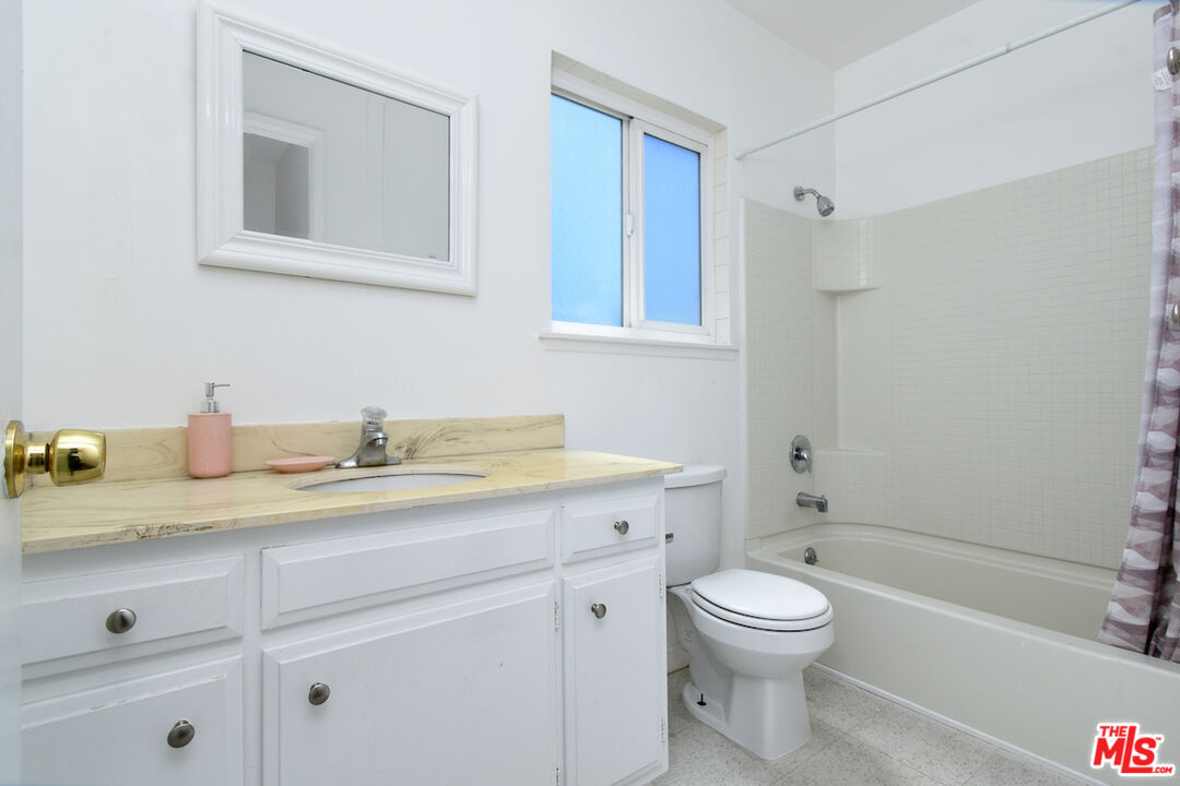 Northridge, California, 91325, United States, 41 Bedrooms Bedrooms, ,Residential,For Sale,1877595